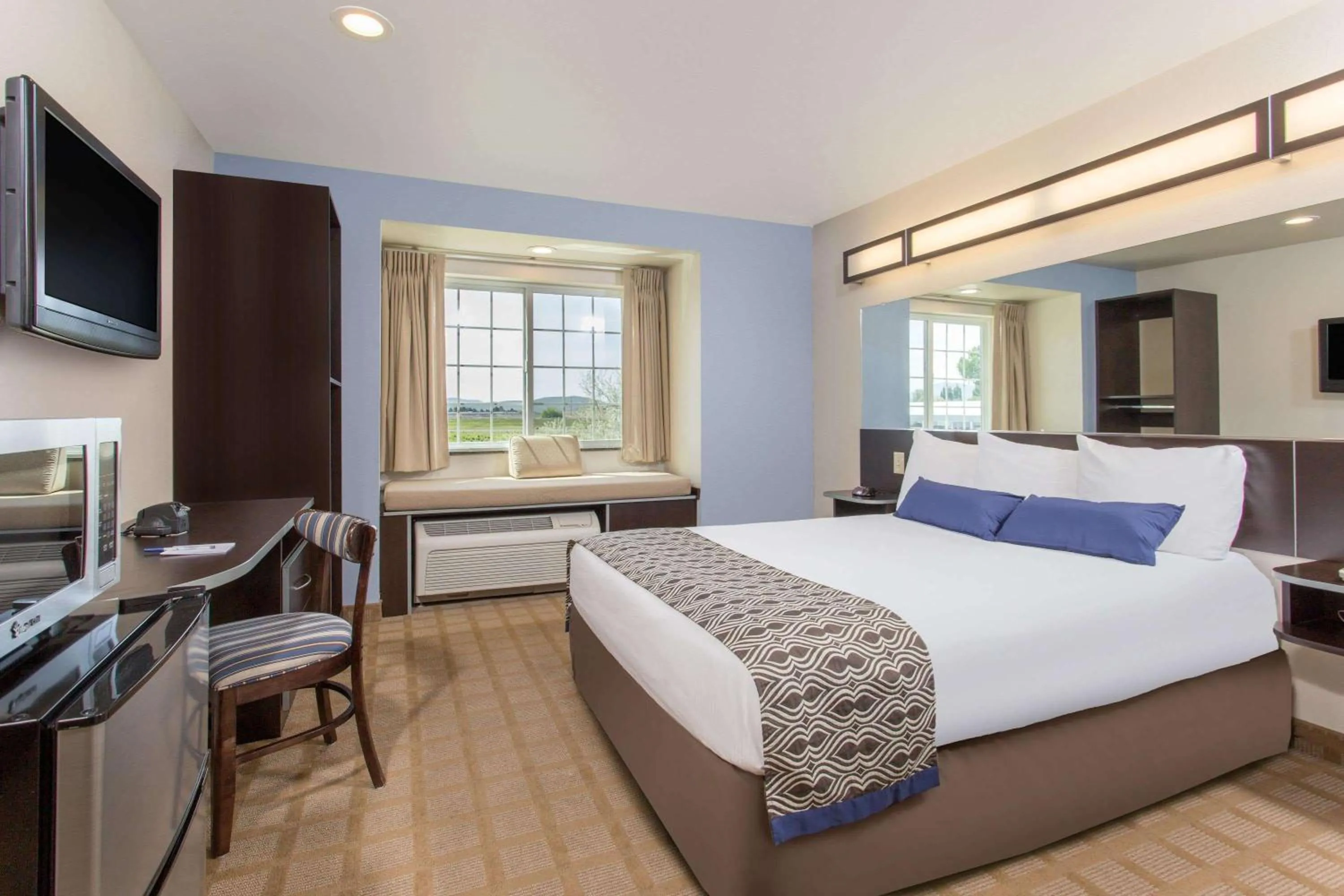 Photo of the whole room, Bed in Microtel Inn & Suites by Wyndham Klamath Falls