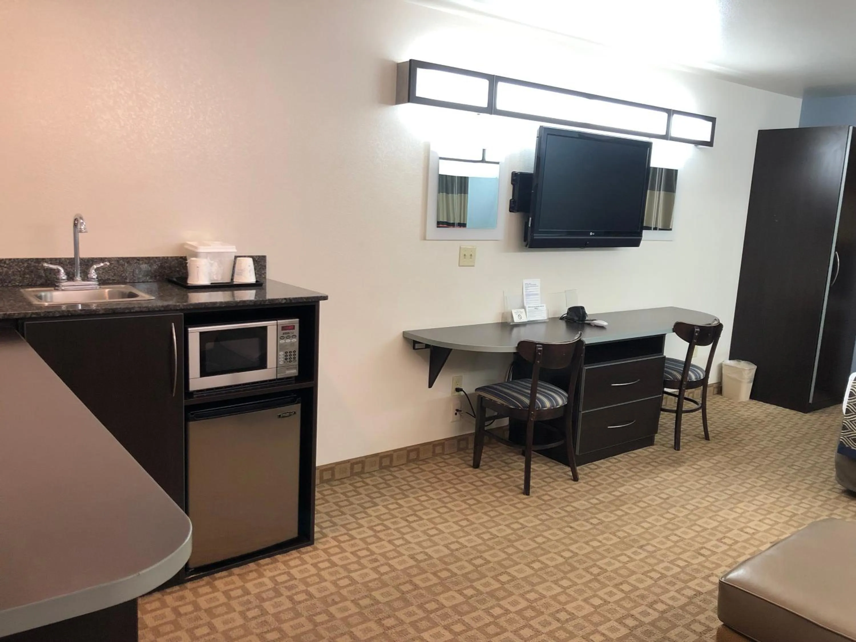 TV and multimedia in Microtel Inn & Suites by Wyndham Klamath Falls