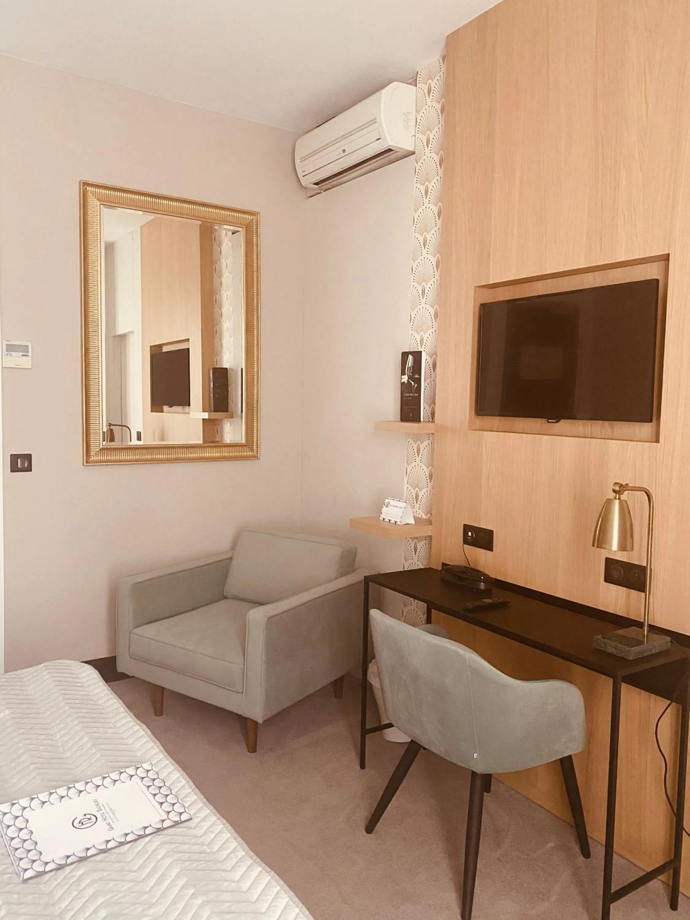 Bedroom, Bed in Grand Hôtel Richelieu