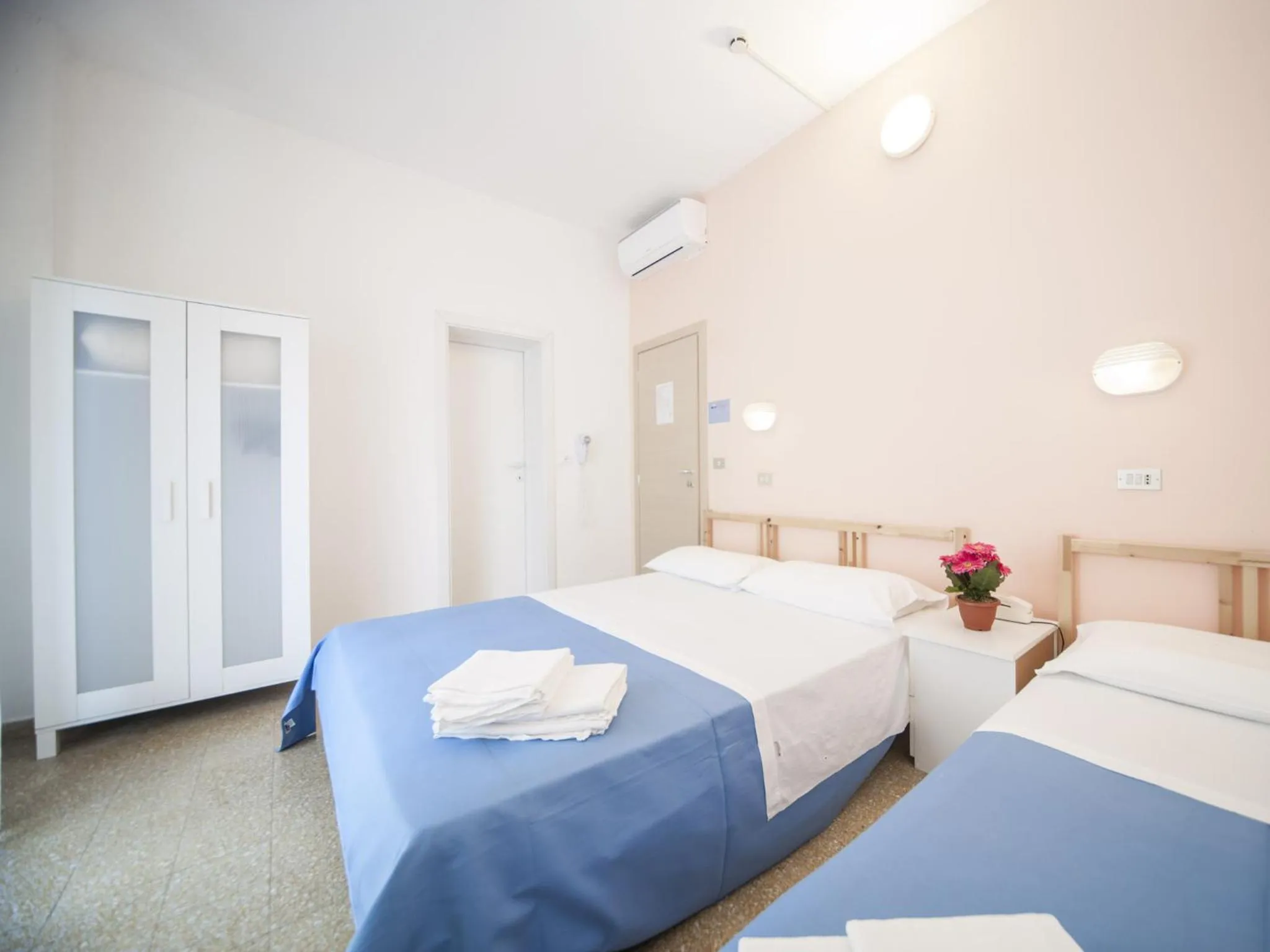 Photo of the whole room, Bed in Hotel Colombo