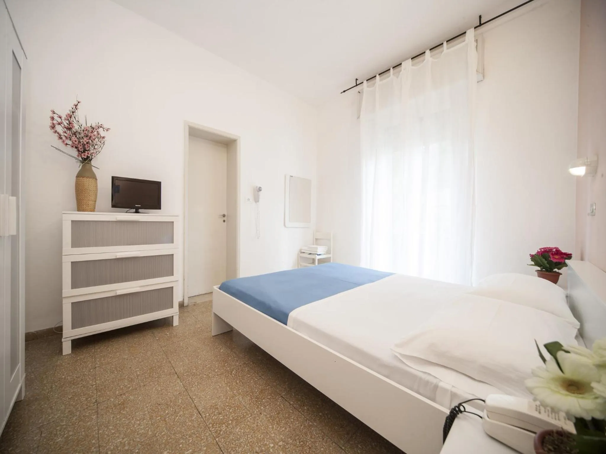 Photo of the whole room, Bed in Hotel Colombo