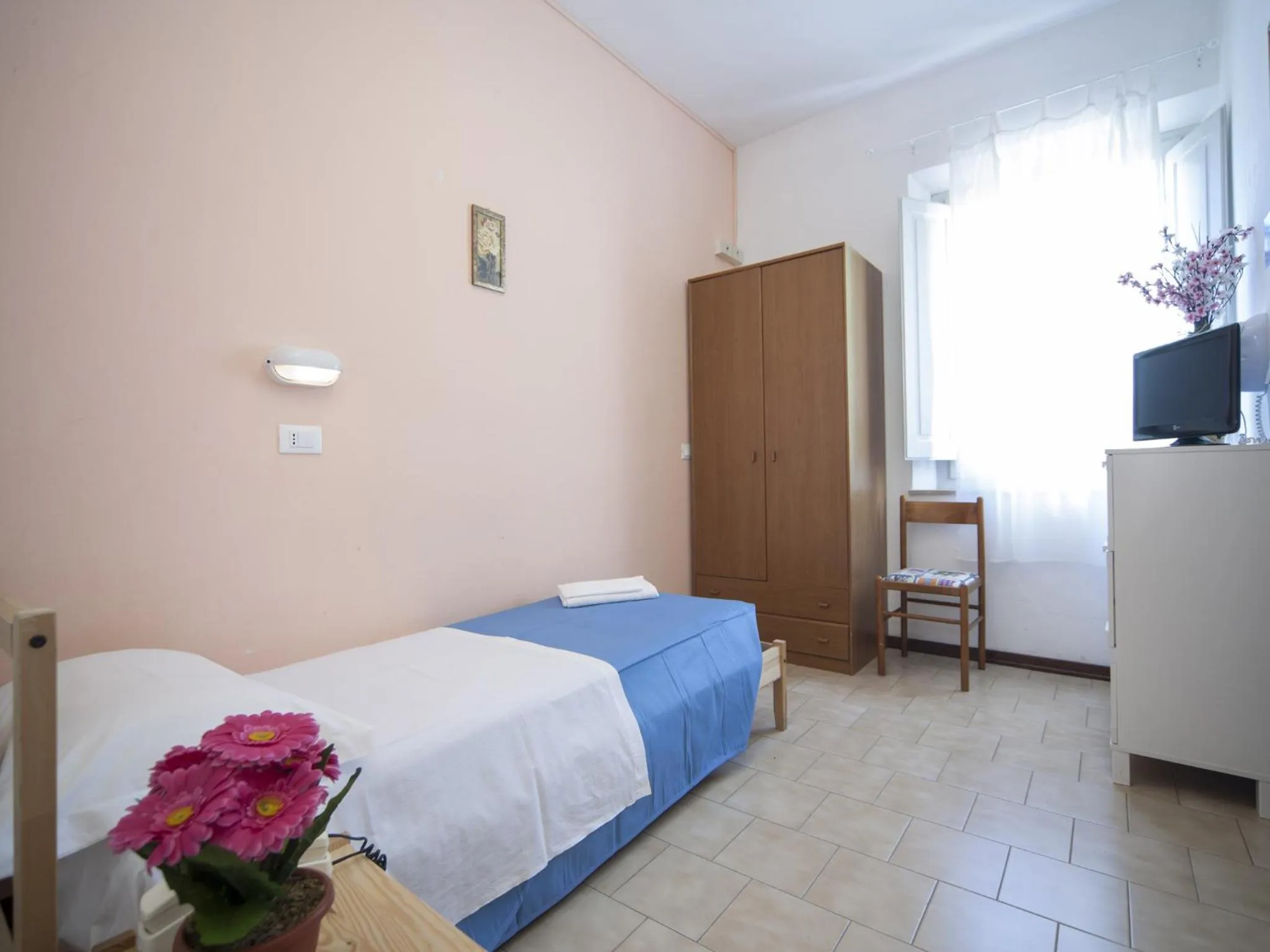 Photo of the whole room, Bed in Hotel Colombo