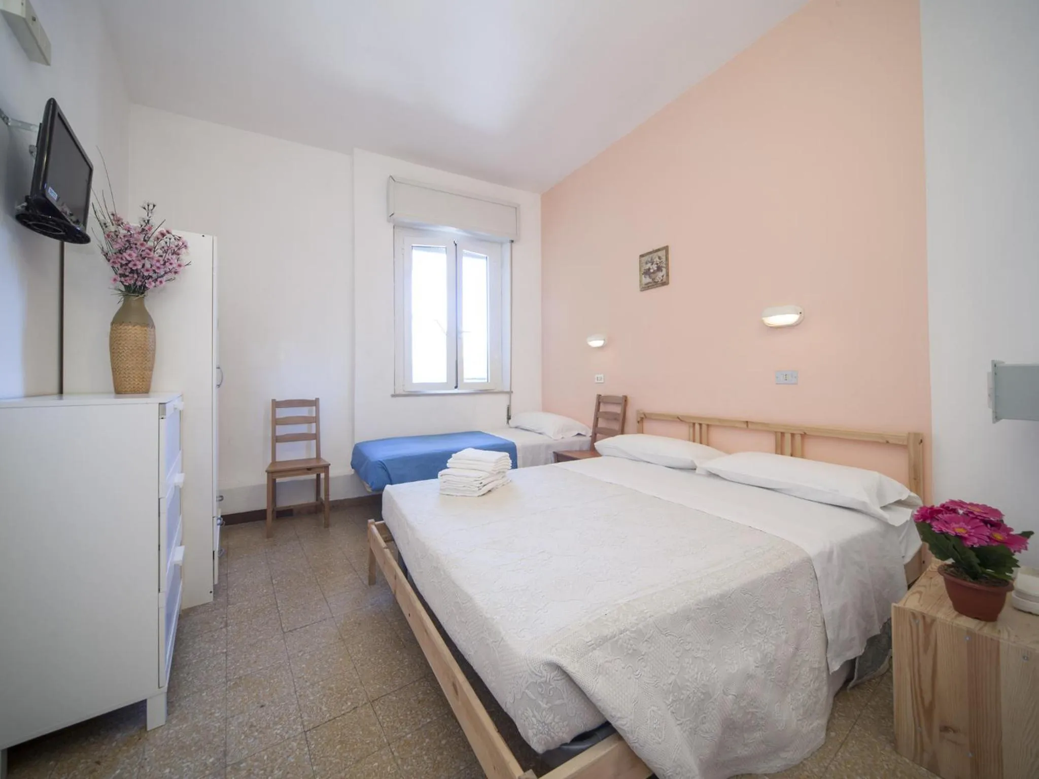 Photo of the whole room, Bed in Hotel Colombo