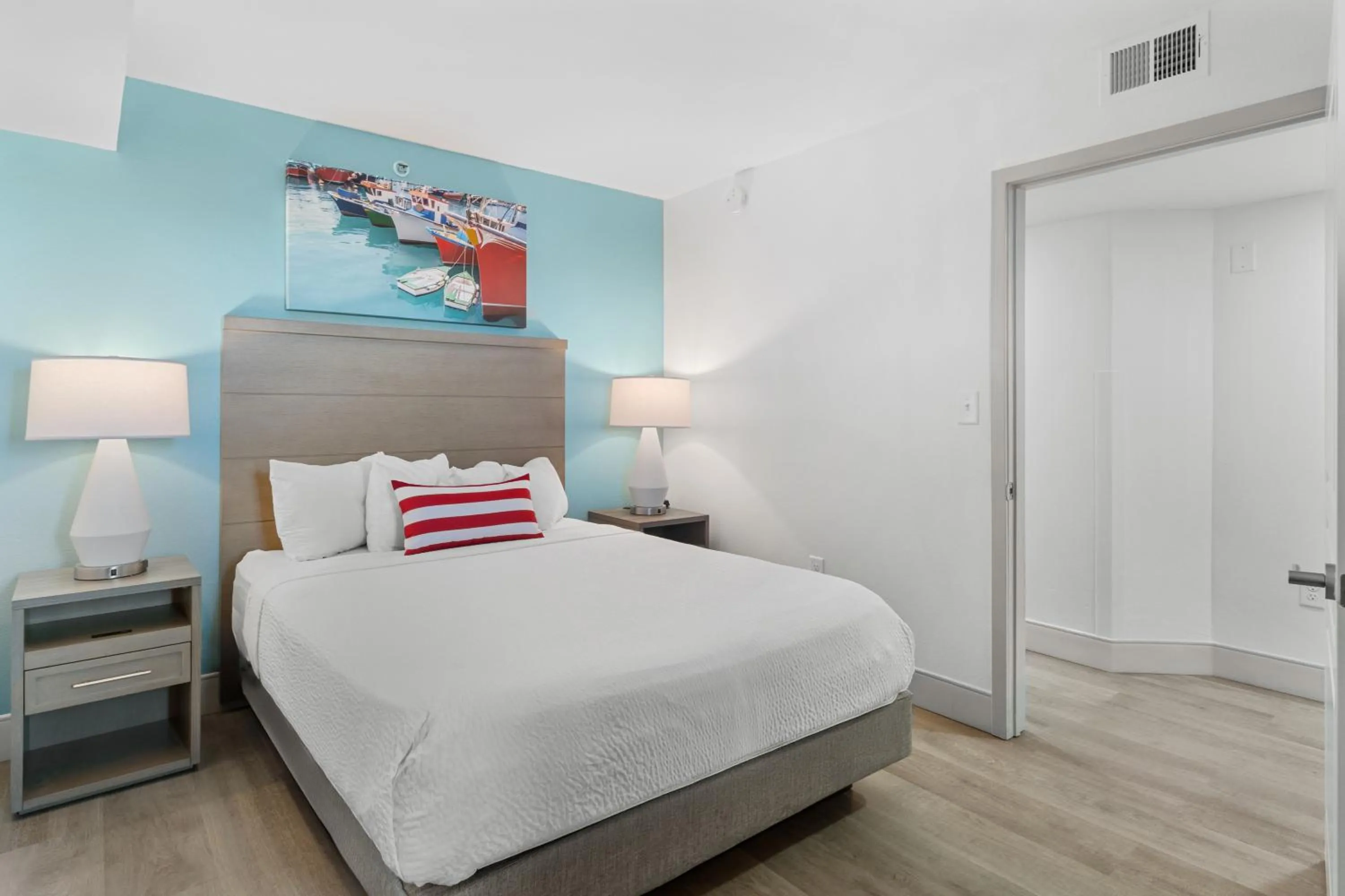 Bedroom, Bed in Compass Cove