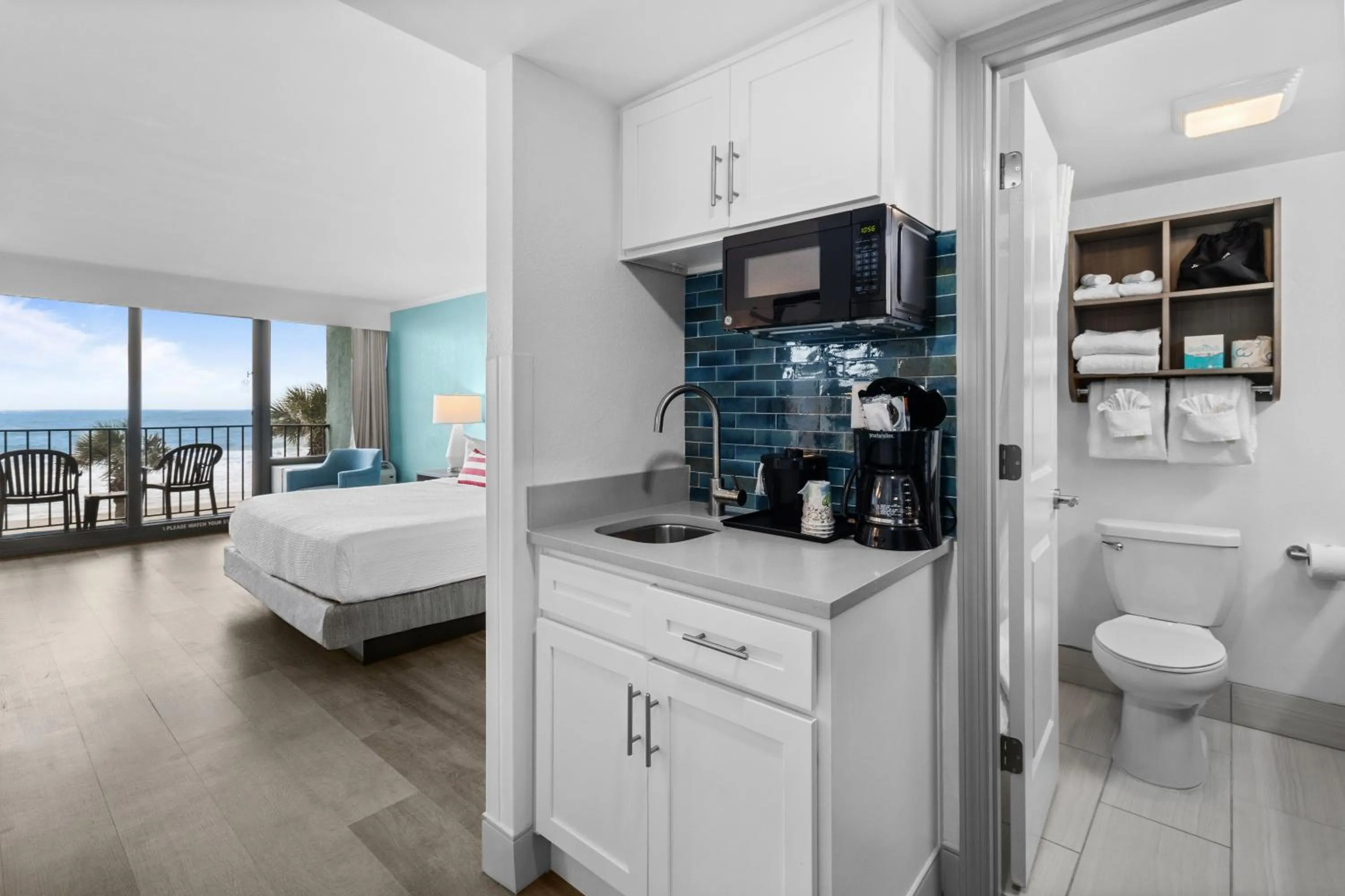 Kitchen or kitchenette, Bed in Compass Cove