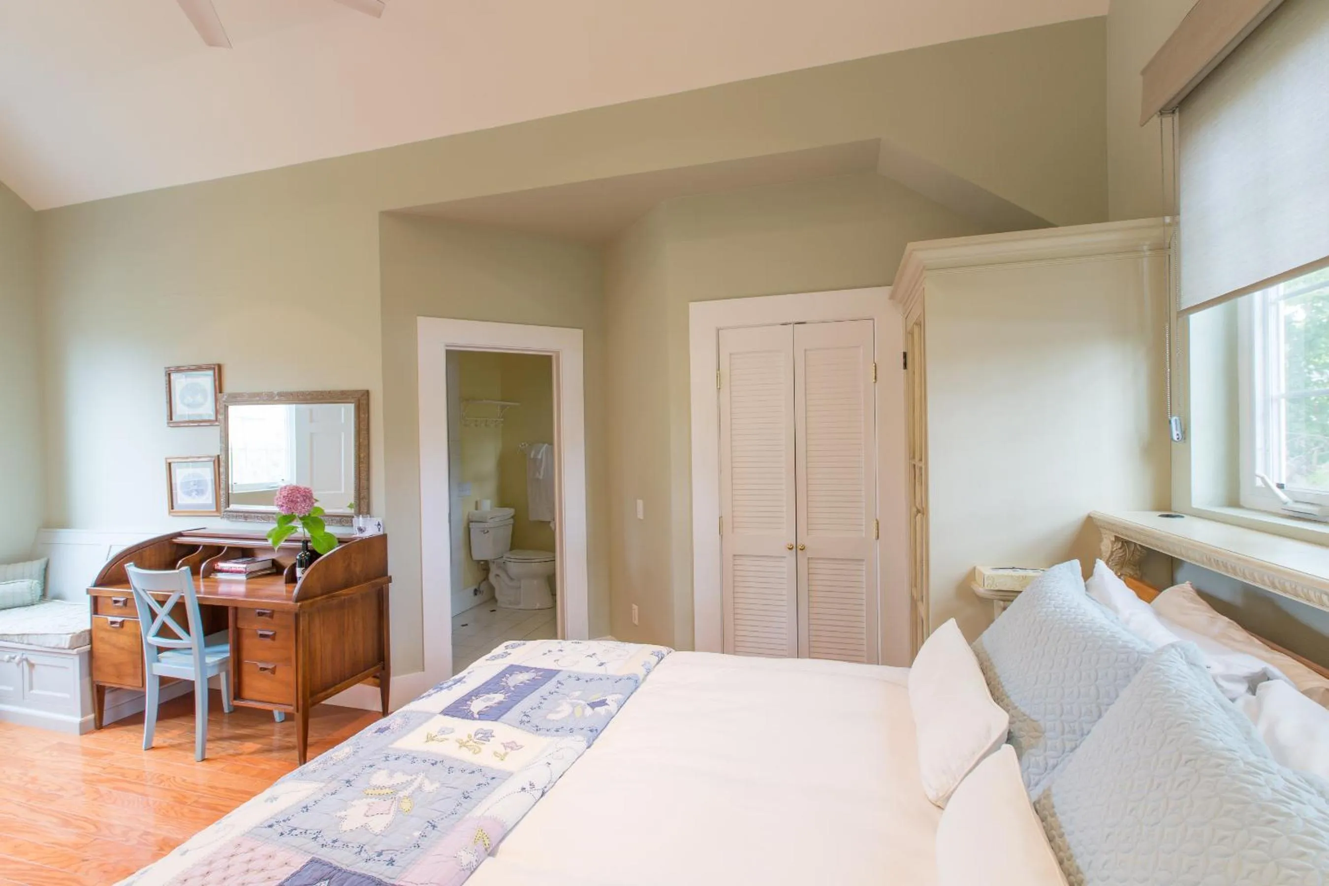 Photo of the whole room, Bed in Inn St Helena