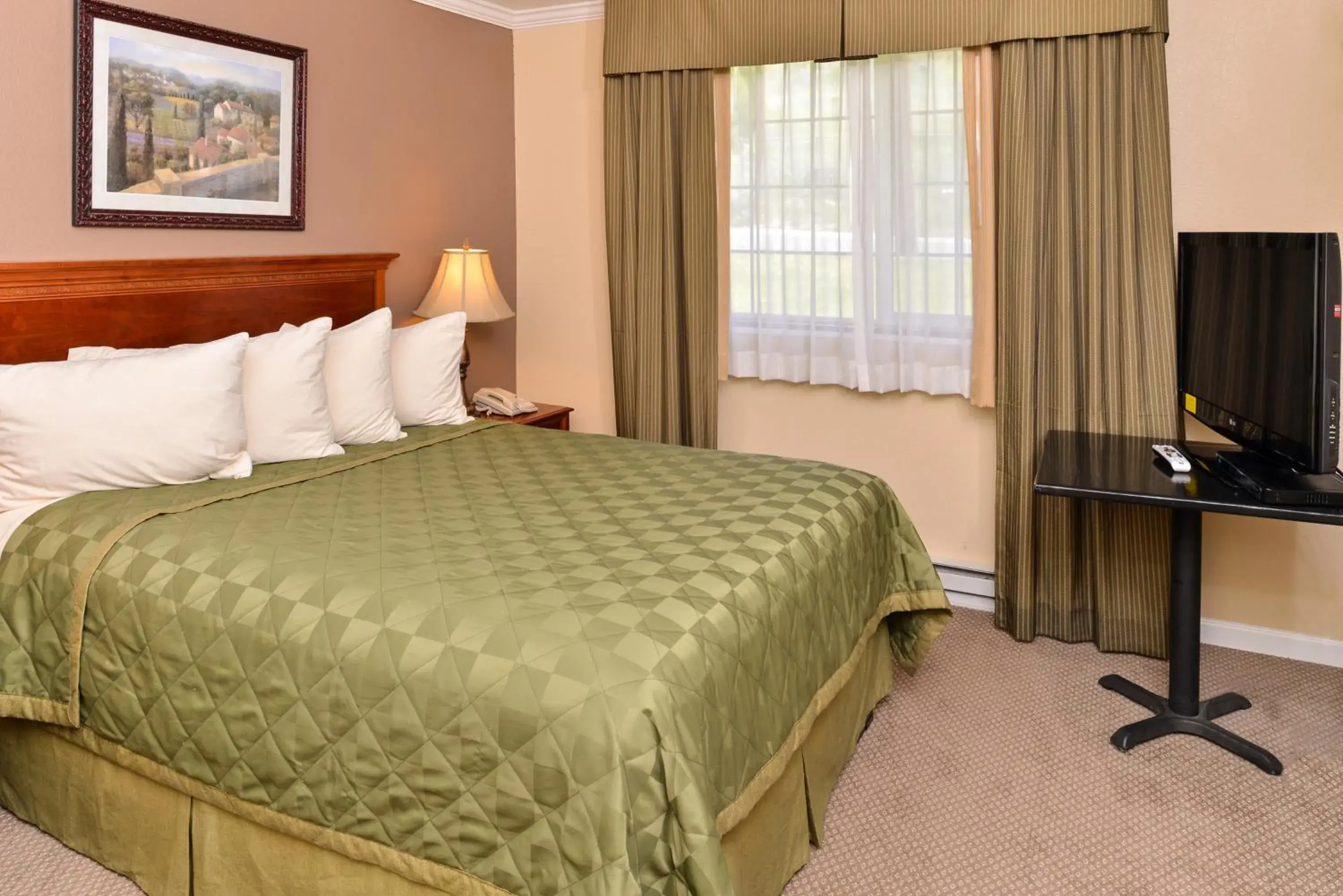 King Suite in Fremont Inn King Suite in Fremont Inn