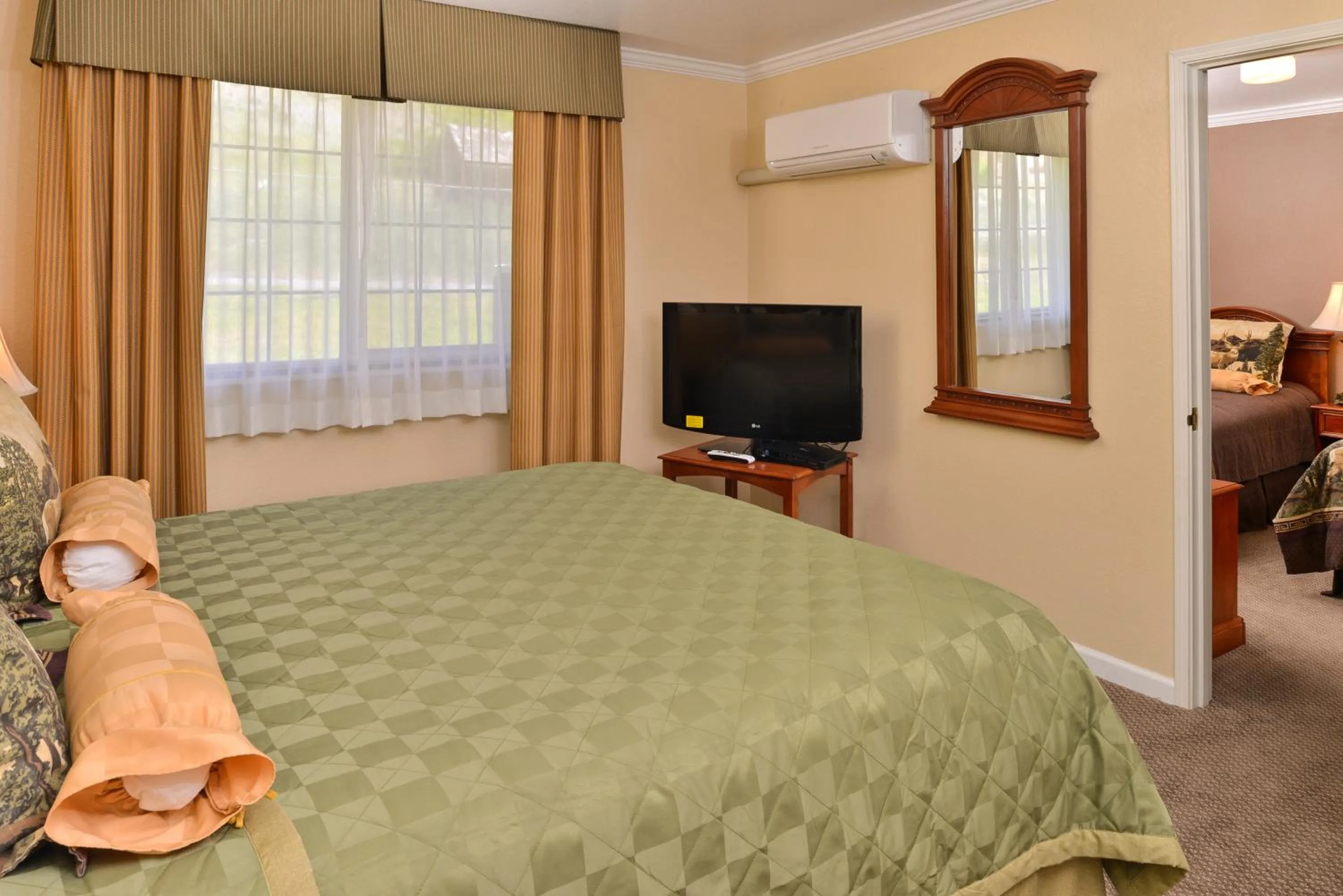 Living room, Bed in Fremont Inn