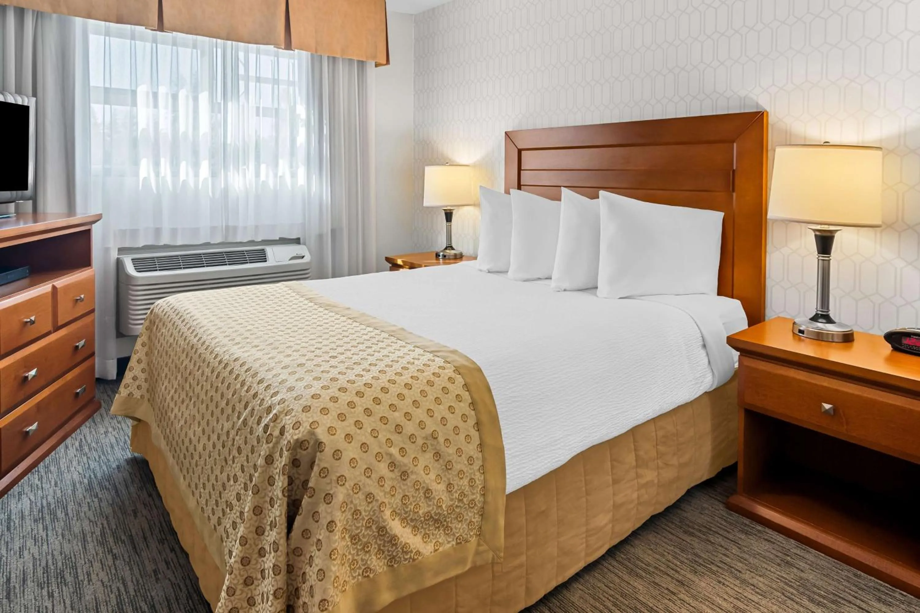 Photo of the whole room, Bed in Best Western PLUS Langley Inn