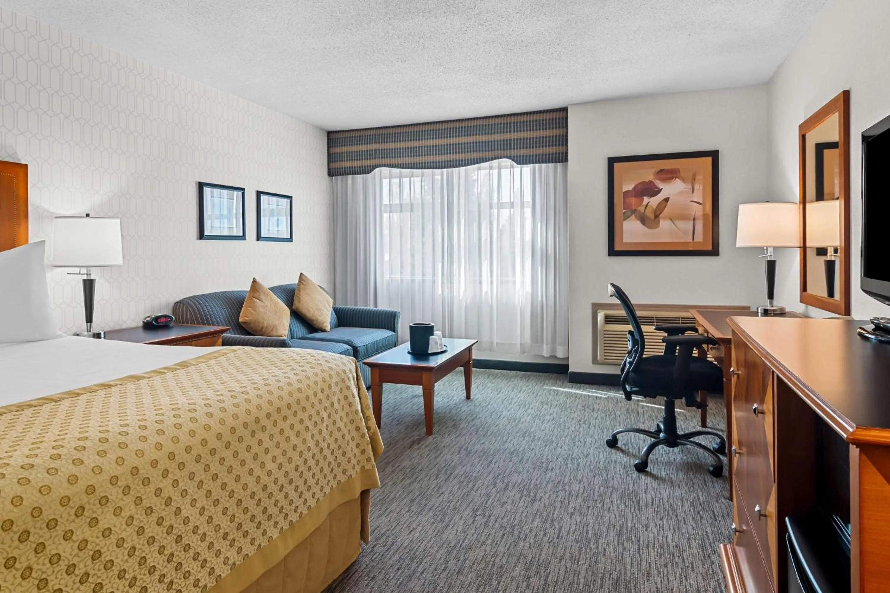 Bedroom, Bed in Best Western PLUS Langley Inn