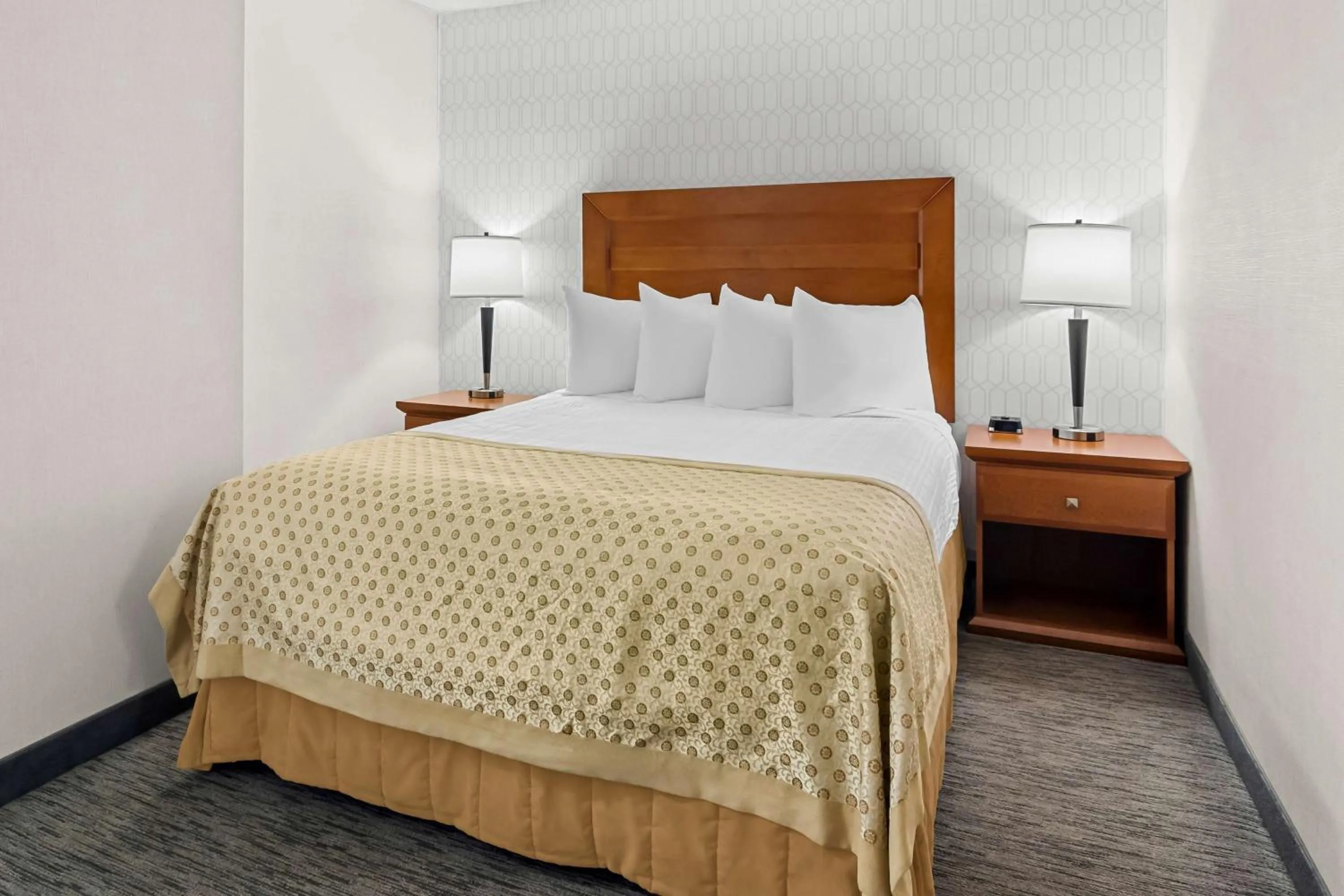 Bedroom, Bed in Best Western PLUS Langley Inn