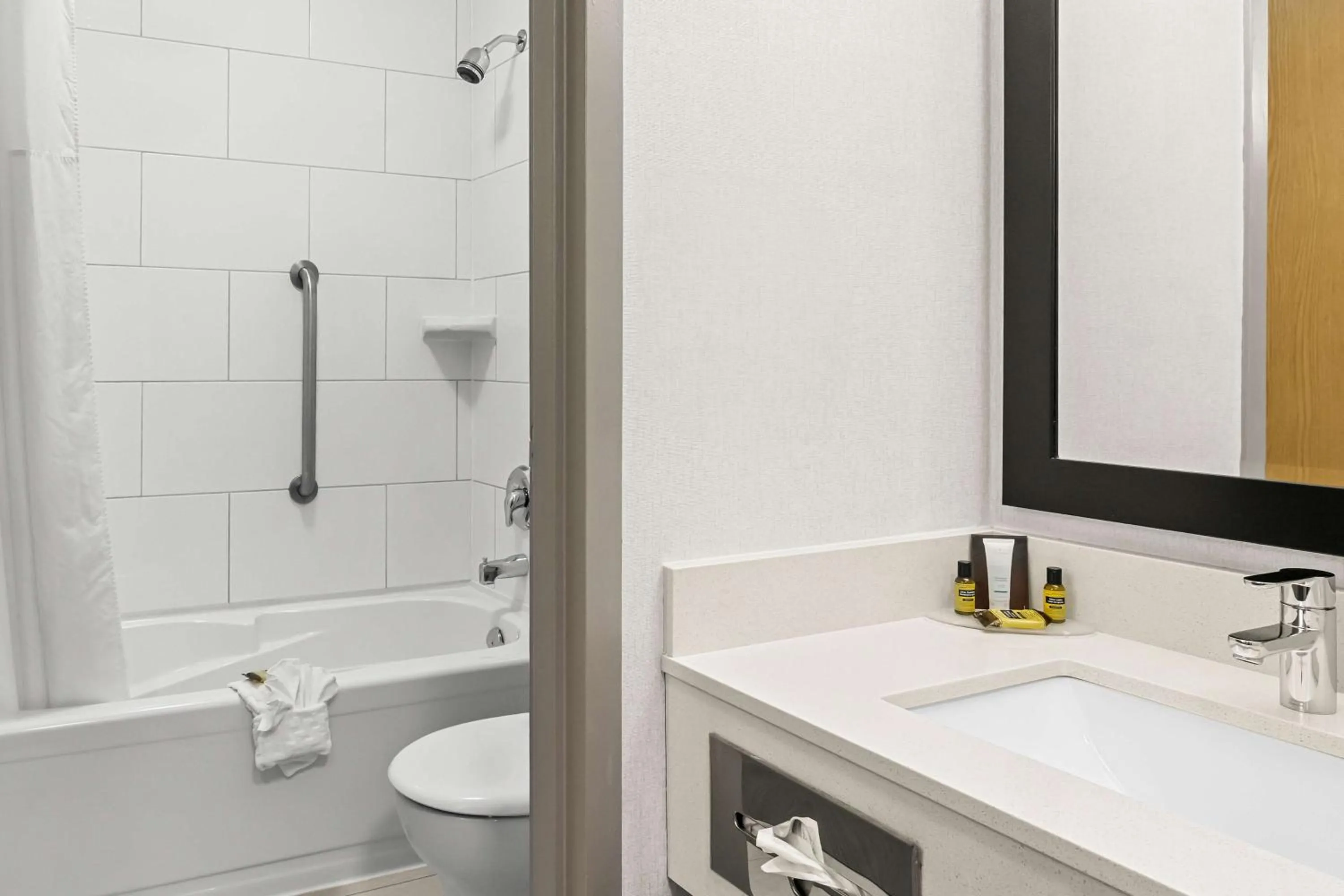 Bathroom in Best Western PLUS Langley Inn