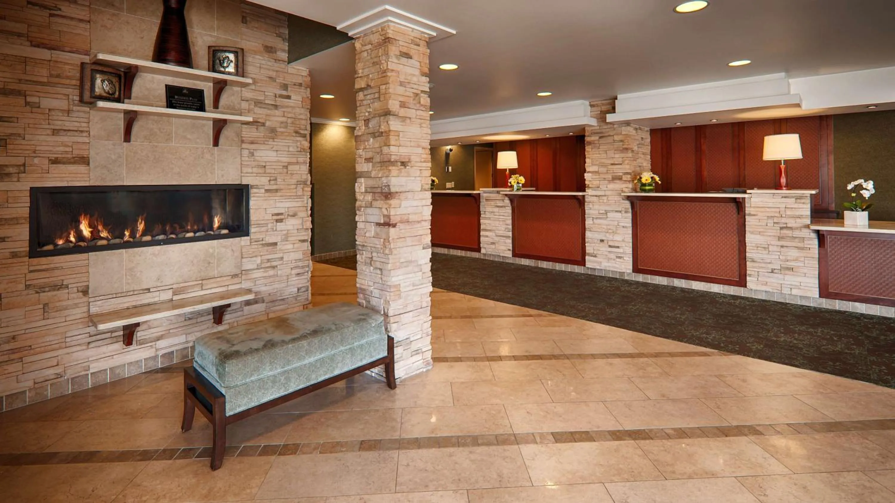 Lobby or reception in Best Western PLUS Langley Inn