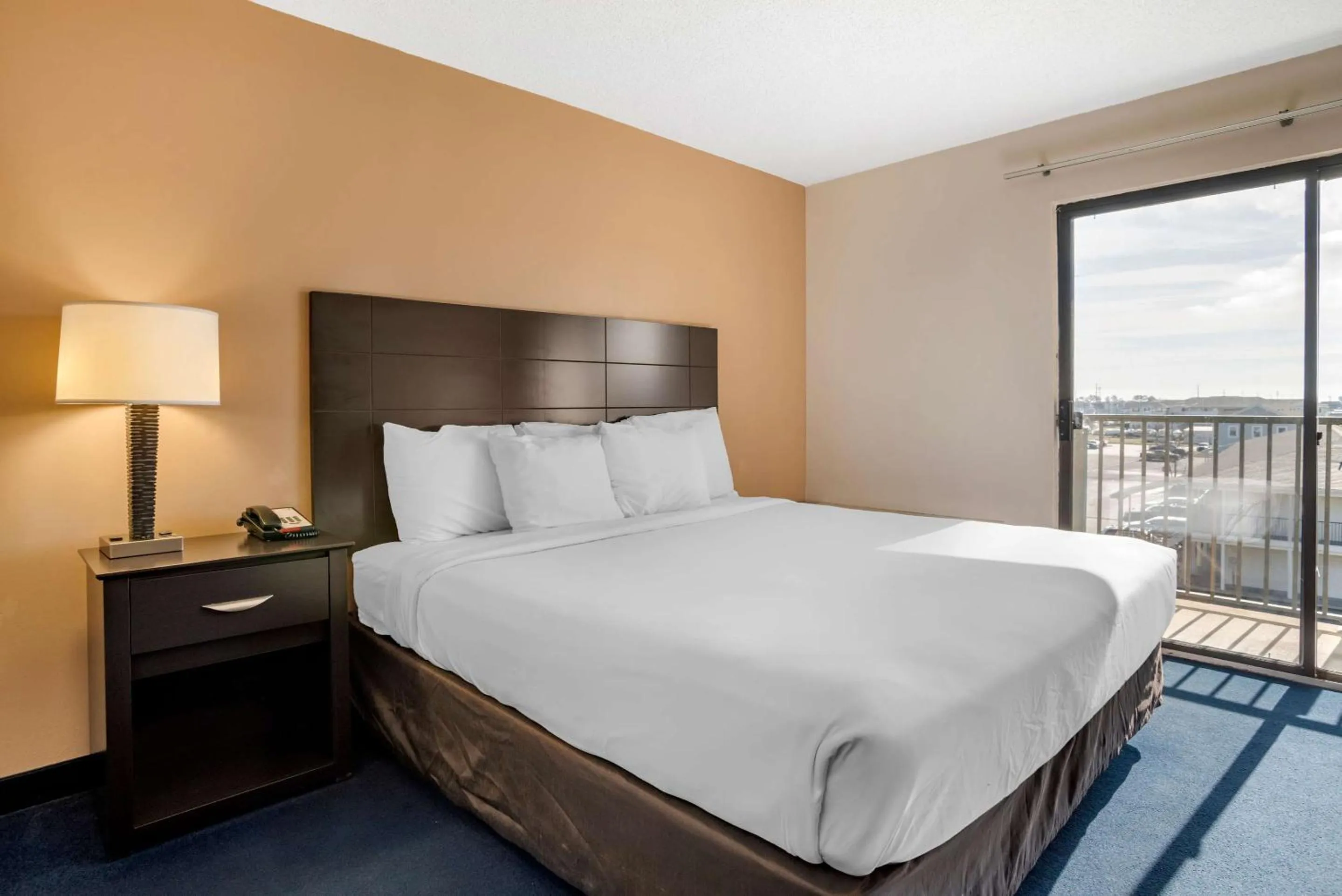 Bedroom, Bed in Econo Lodge Inn & Suites Rehoboth Beach