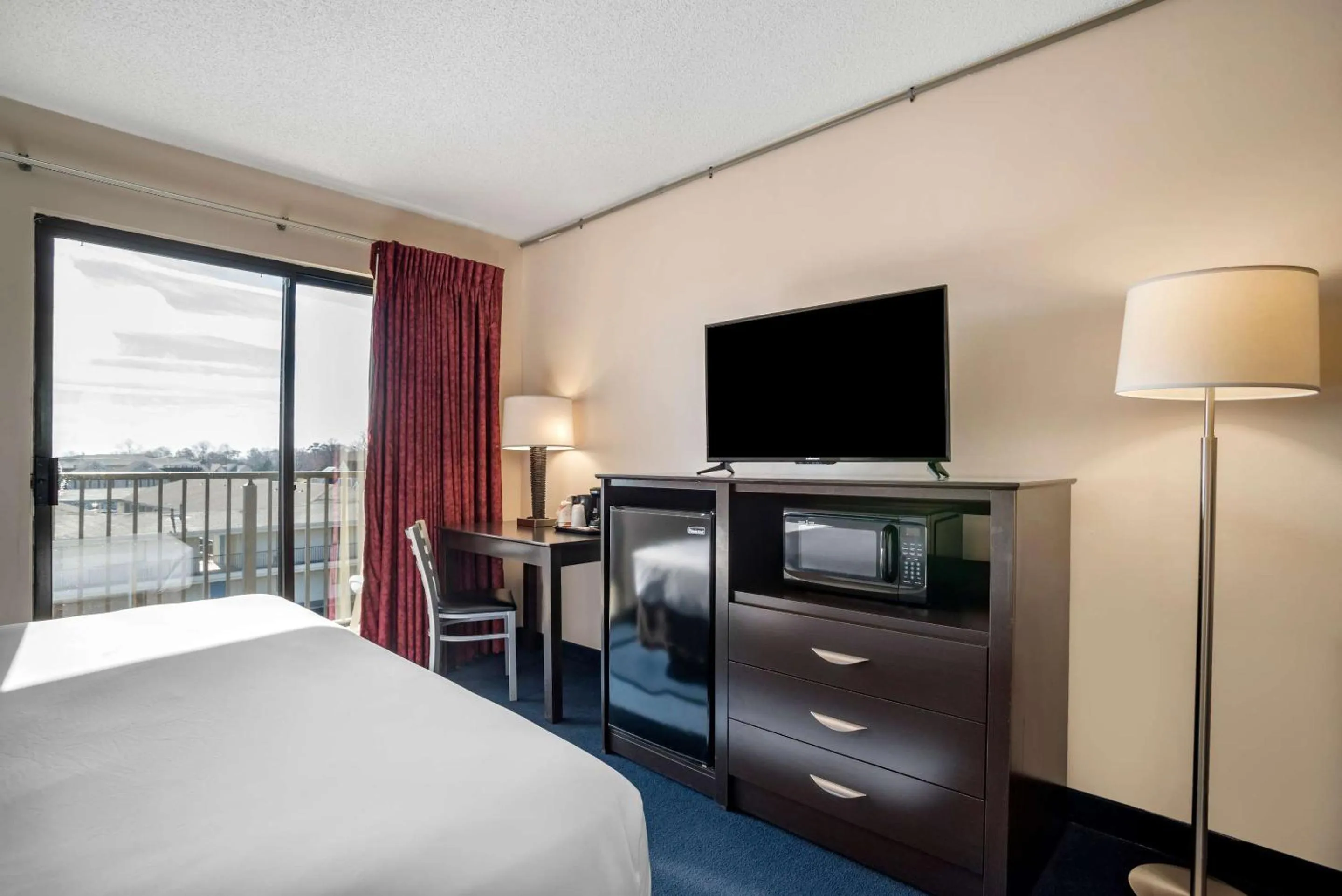 Bedroom, Bed in Econo Lodge Inn & Suites Rehoboth Beach