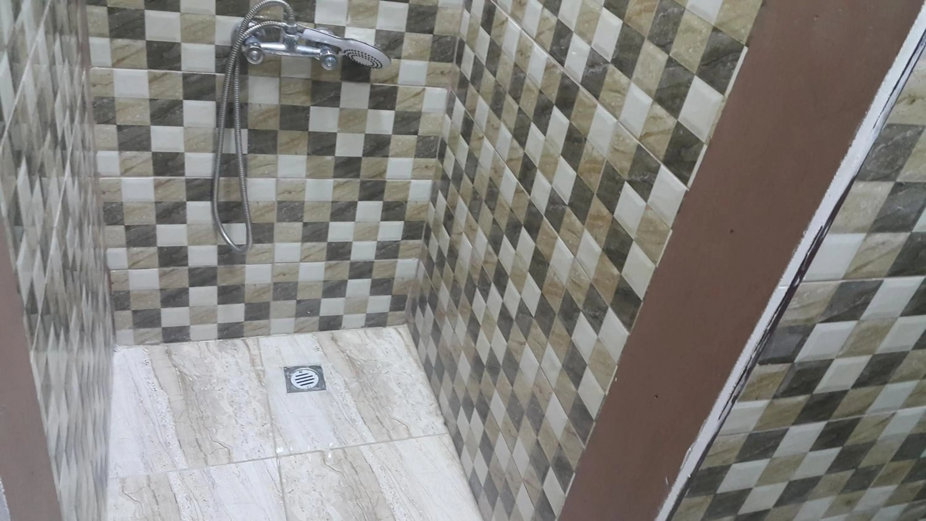 Shower in Al-Houriat Hotel