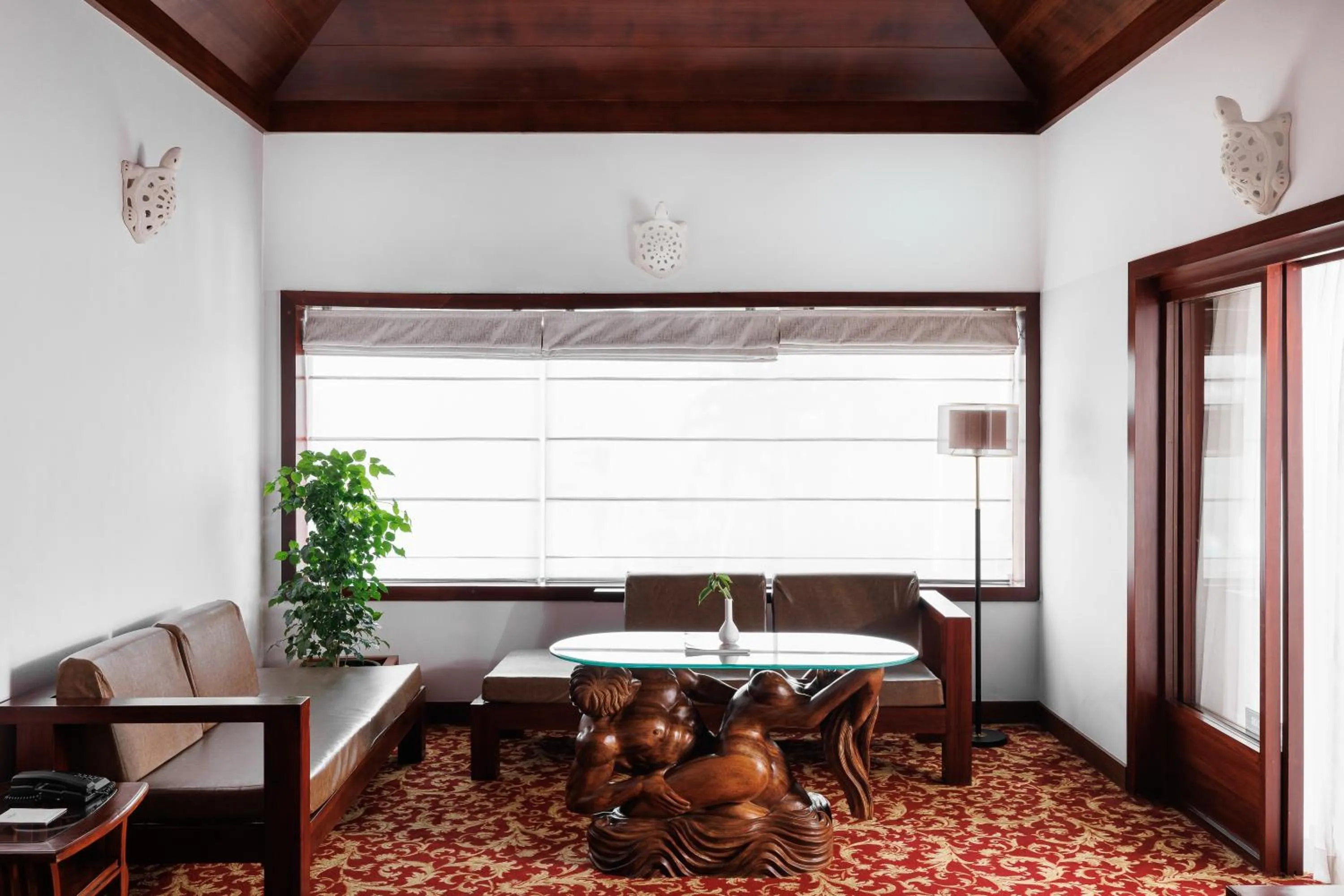 Seating area in Gokulam Grand Turtle On The Beach