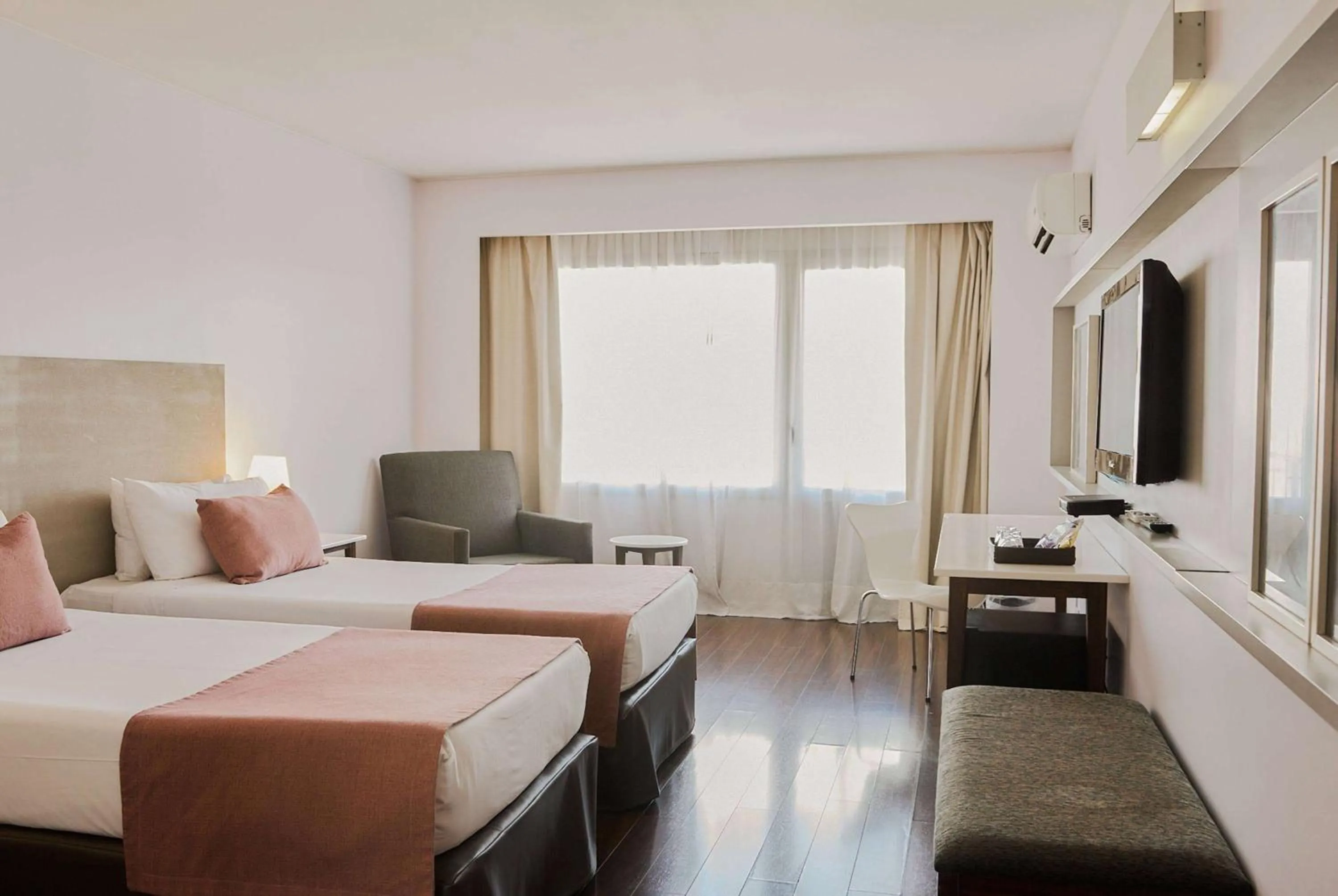 Photo of the whole room, Bed in Dazzler by Wyndham Buenos Aires Recoleta