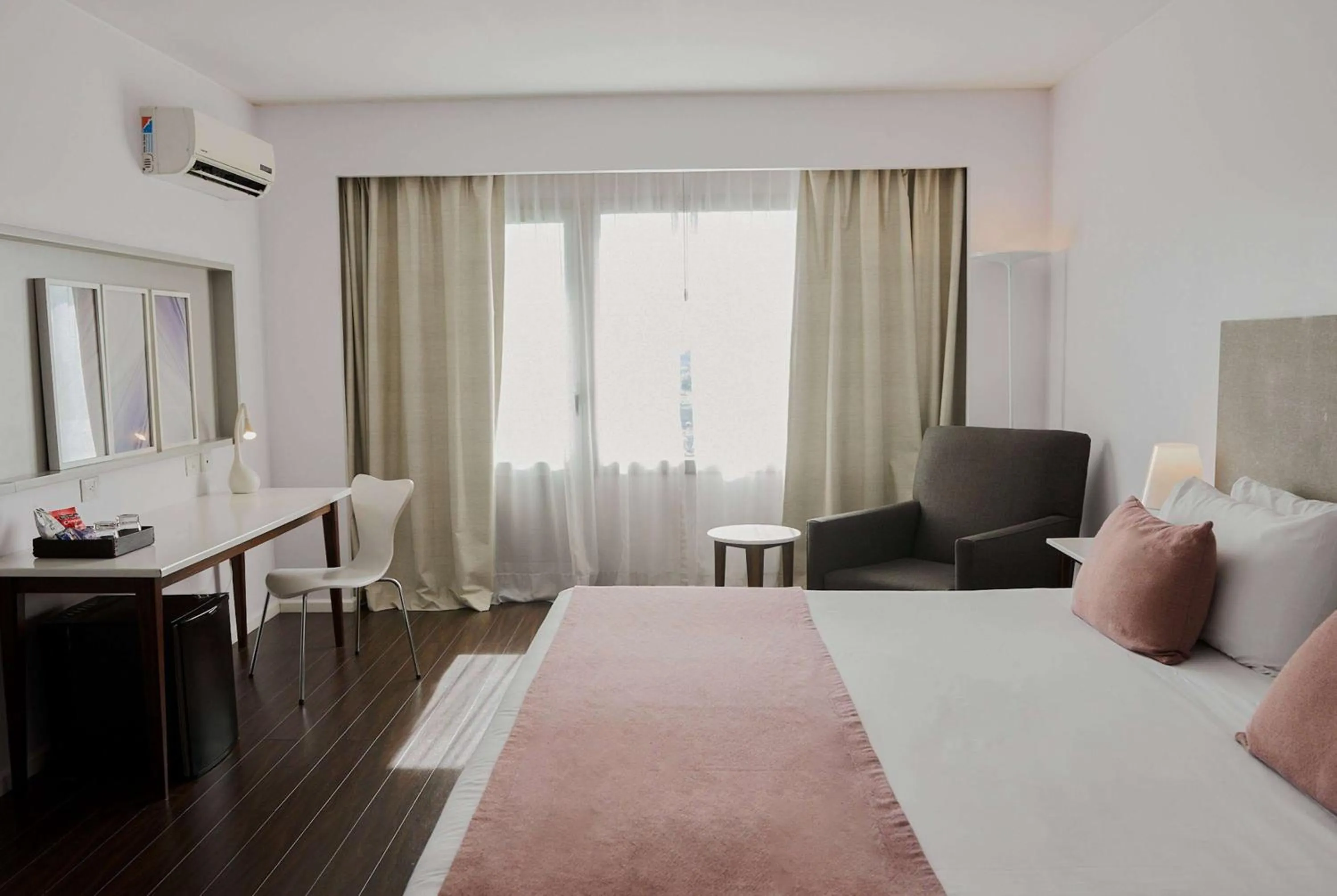 Photo of the whole room, Bed in Dazzler by Wyndham Buenos Aires Recoleta