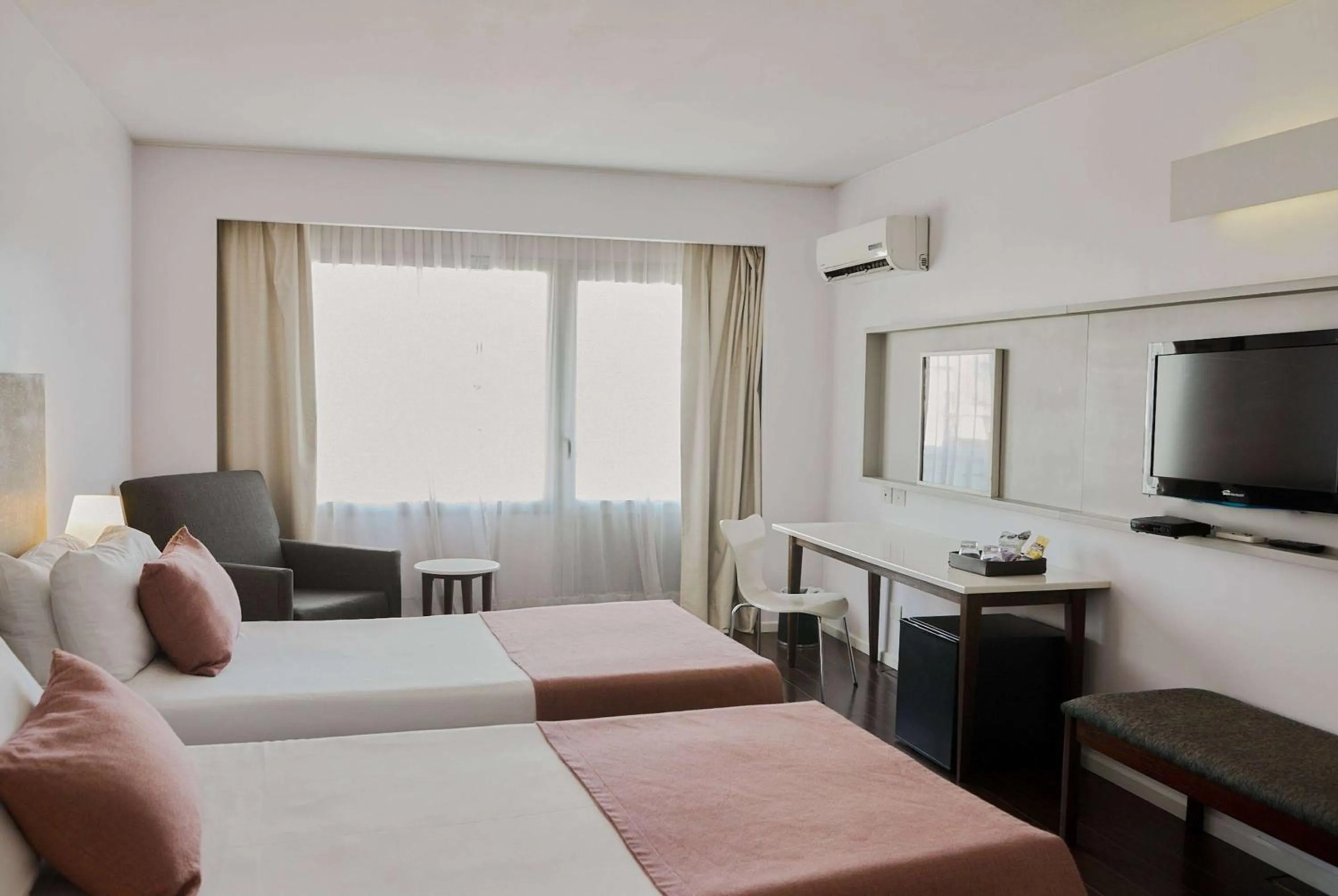 Photo of the whole room, Bed in Dazzler by Wyndham Buenos Aires Recoleta