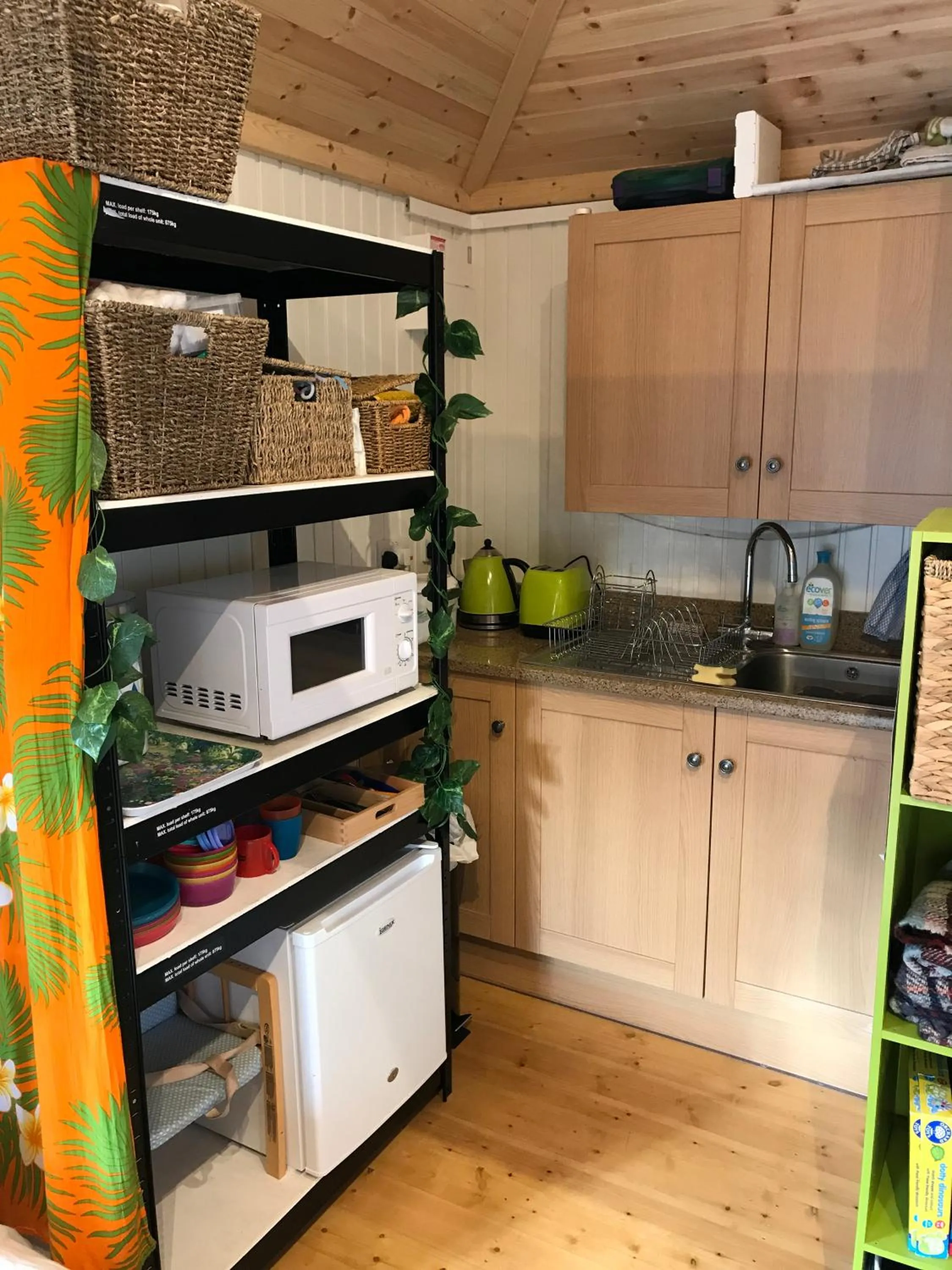 Kitchen or kitchenette in Crabapple Cottage B&B