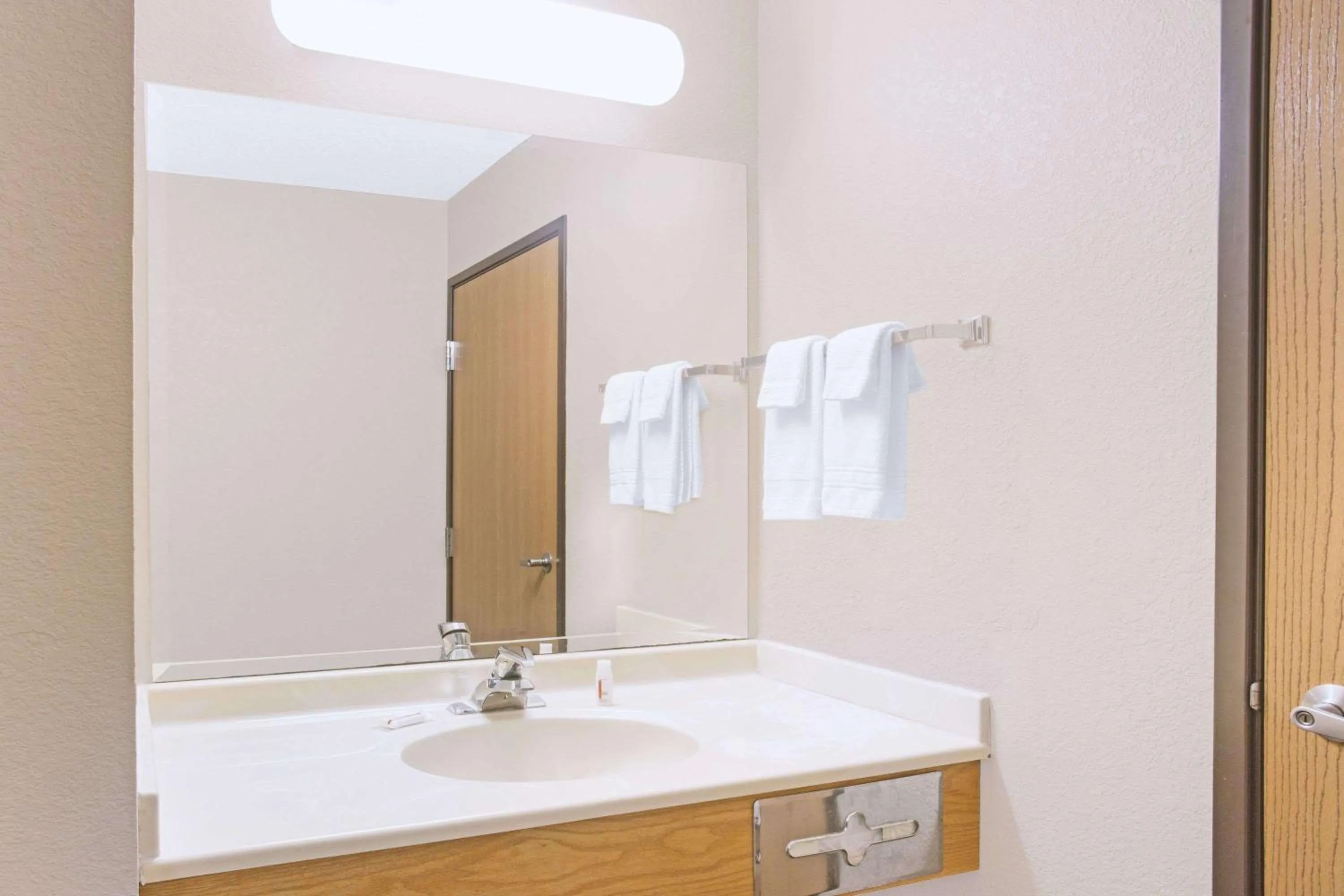 Bathroom in Super 8 by Wyndham Davenport