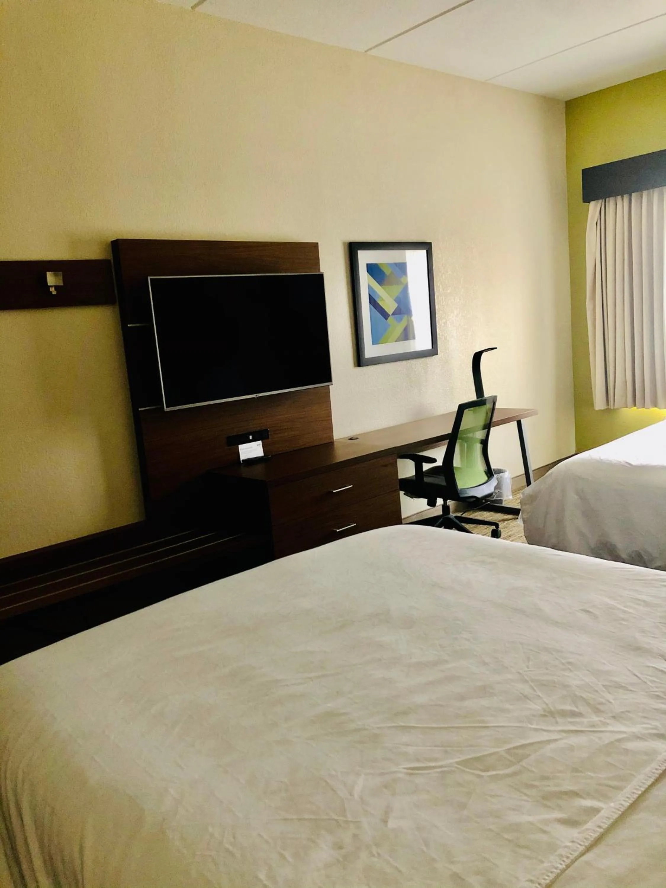 Bed in Holiday Inn Express & Suites Cedar Falls - Waterloo by IHG