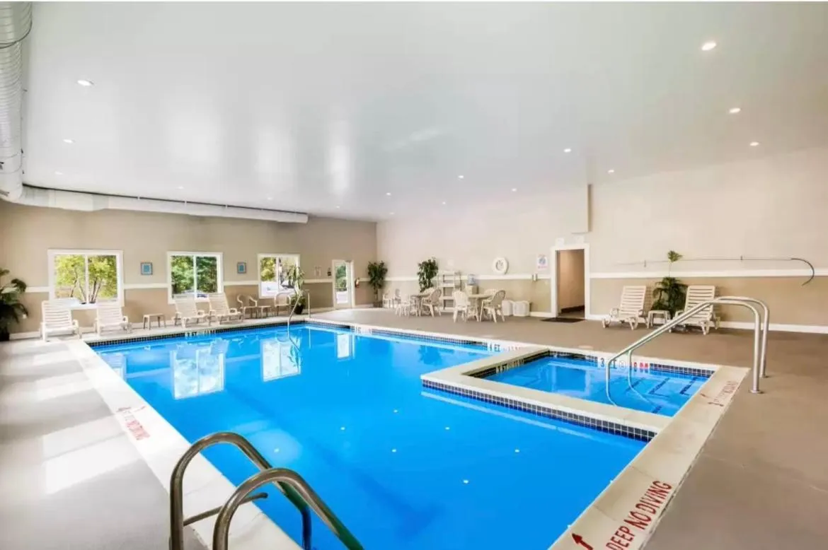 Swimming pool in Sleep Inn & Suites Dunmore