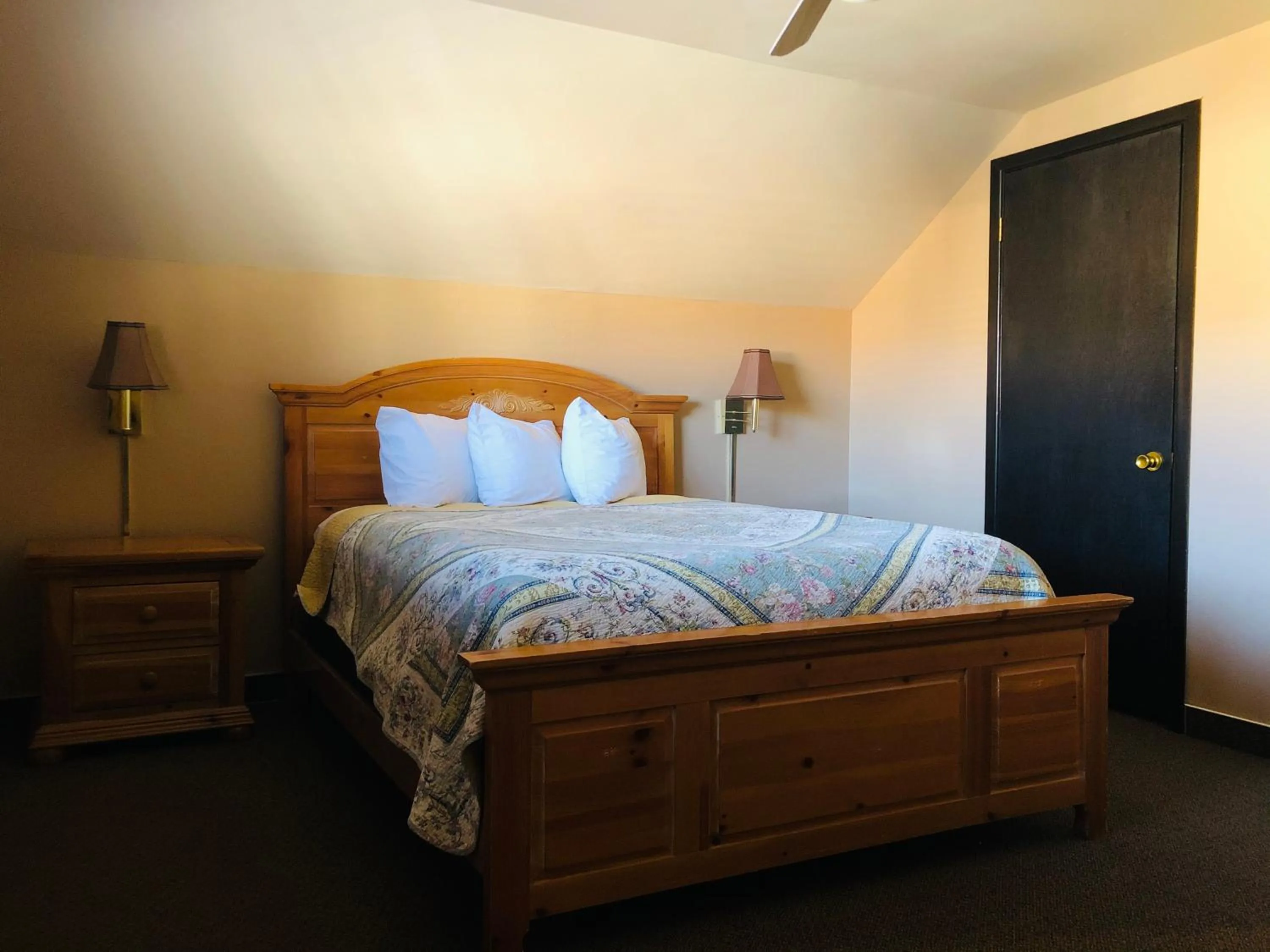Bedroom, Bed in Glenwood Springs Cedar Lodge