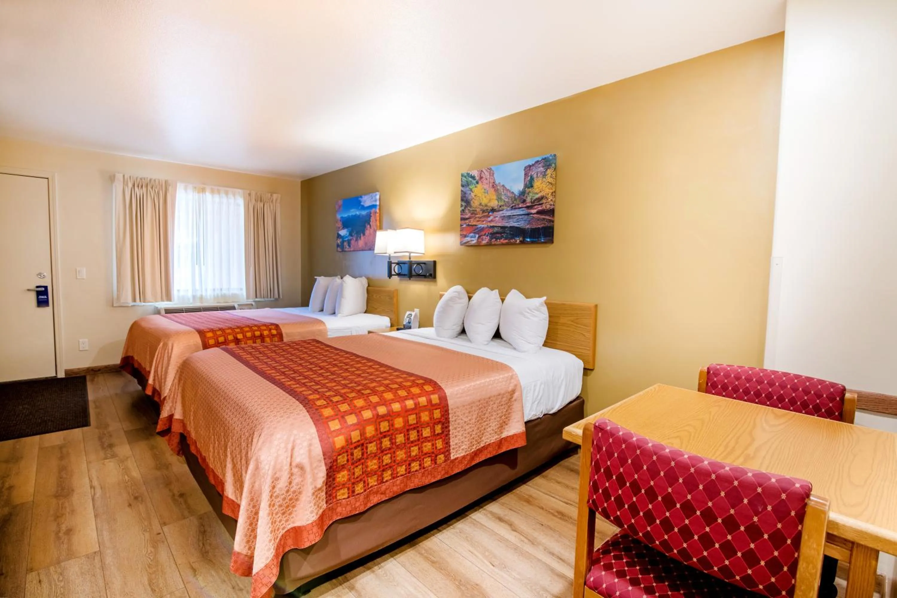 Photo of the whole room, Bed in Glenwood Springs Cedar Lodge