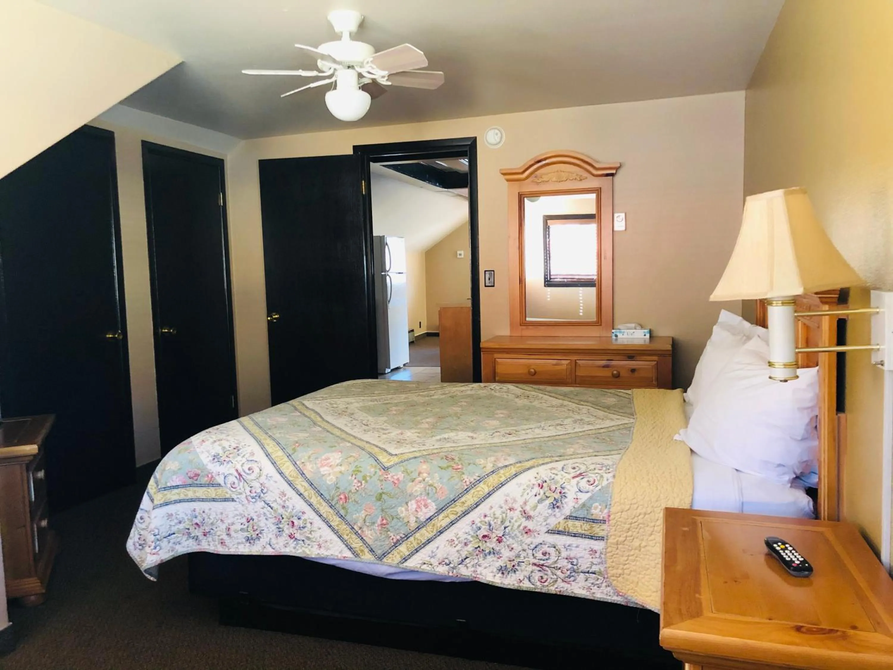 Bedroom, Bed in Glenwood Springs Cedar Lodge