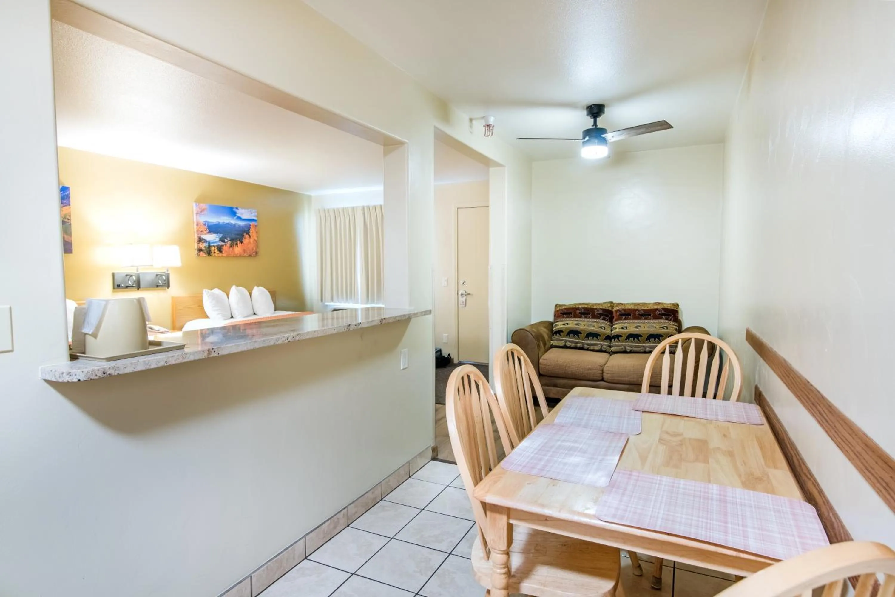 Dining area in Glenwood Springs Cedar Lodge
