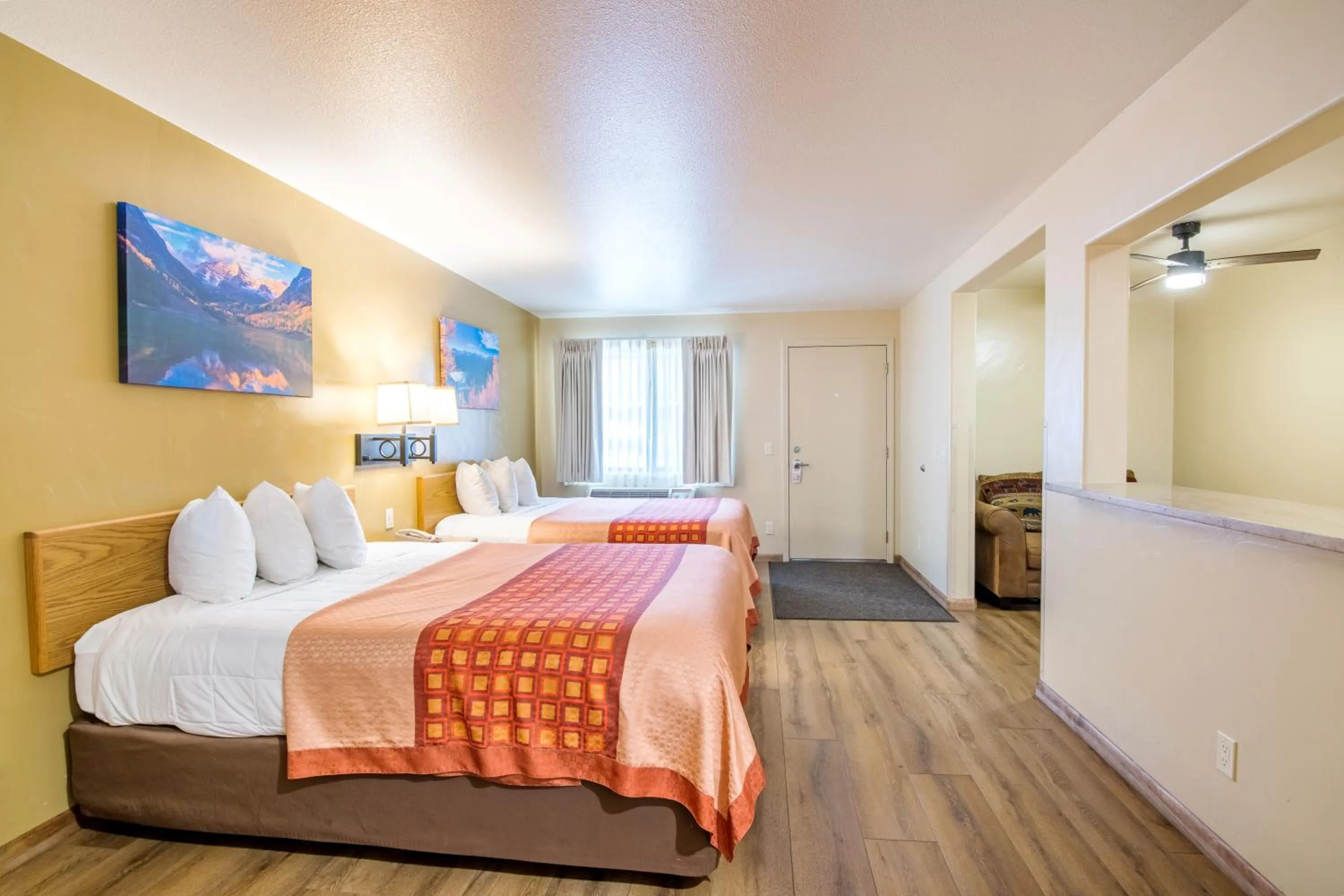 Bedroom, Bed in Glenwood Springs Cedar Lodge