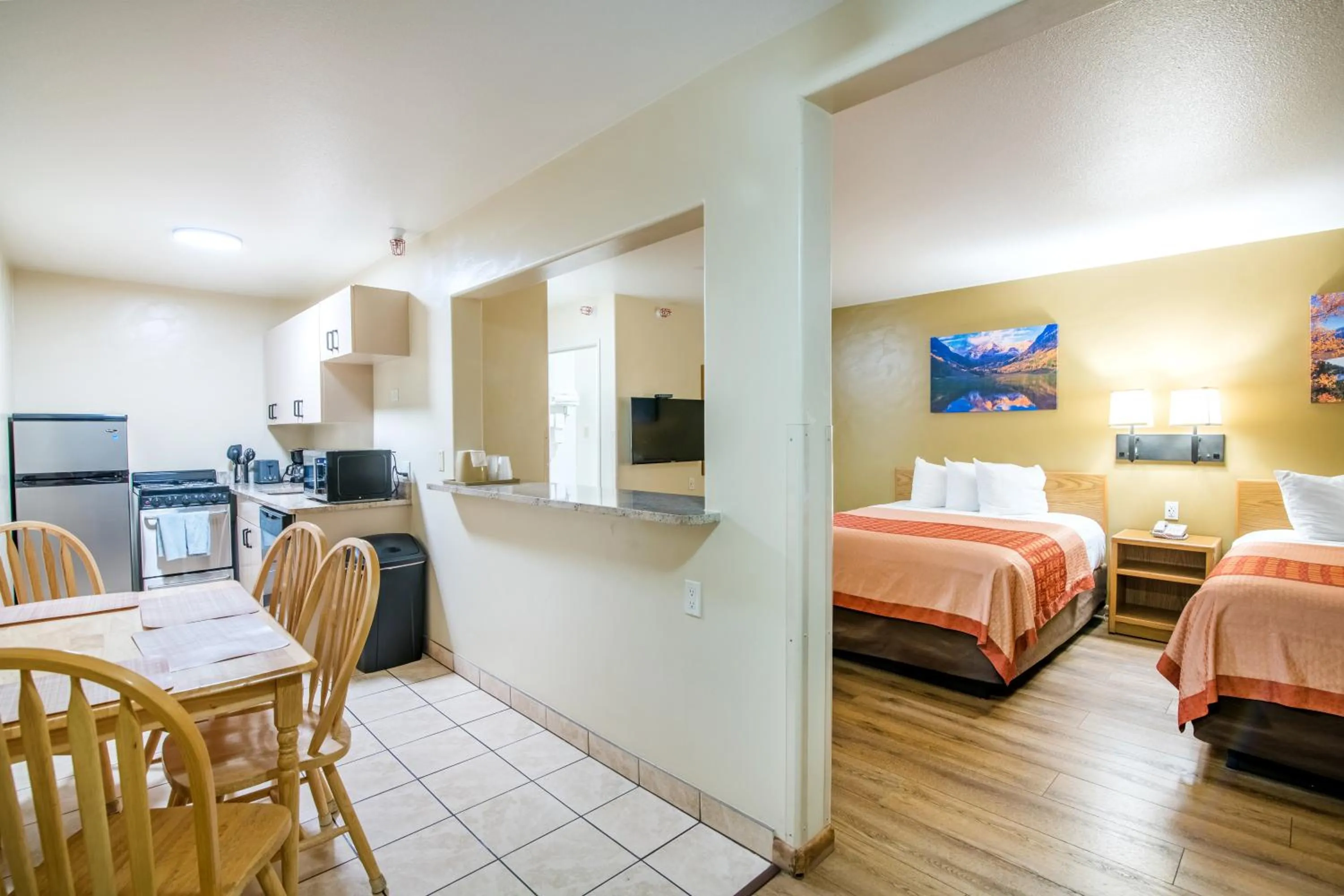 Dining area, Bed in Glenwood Springs Cedar Lodge