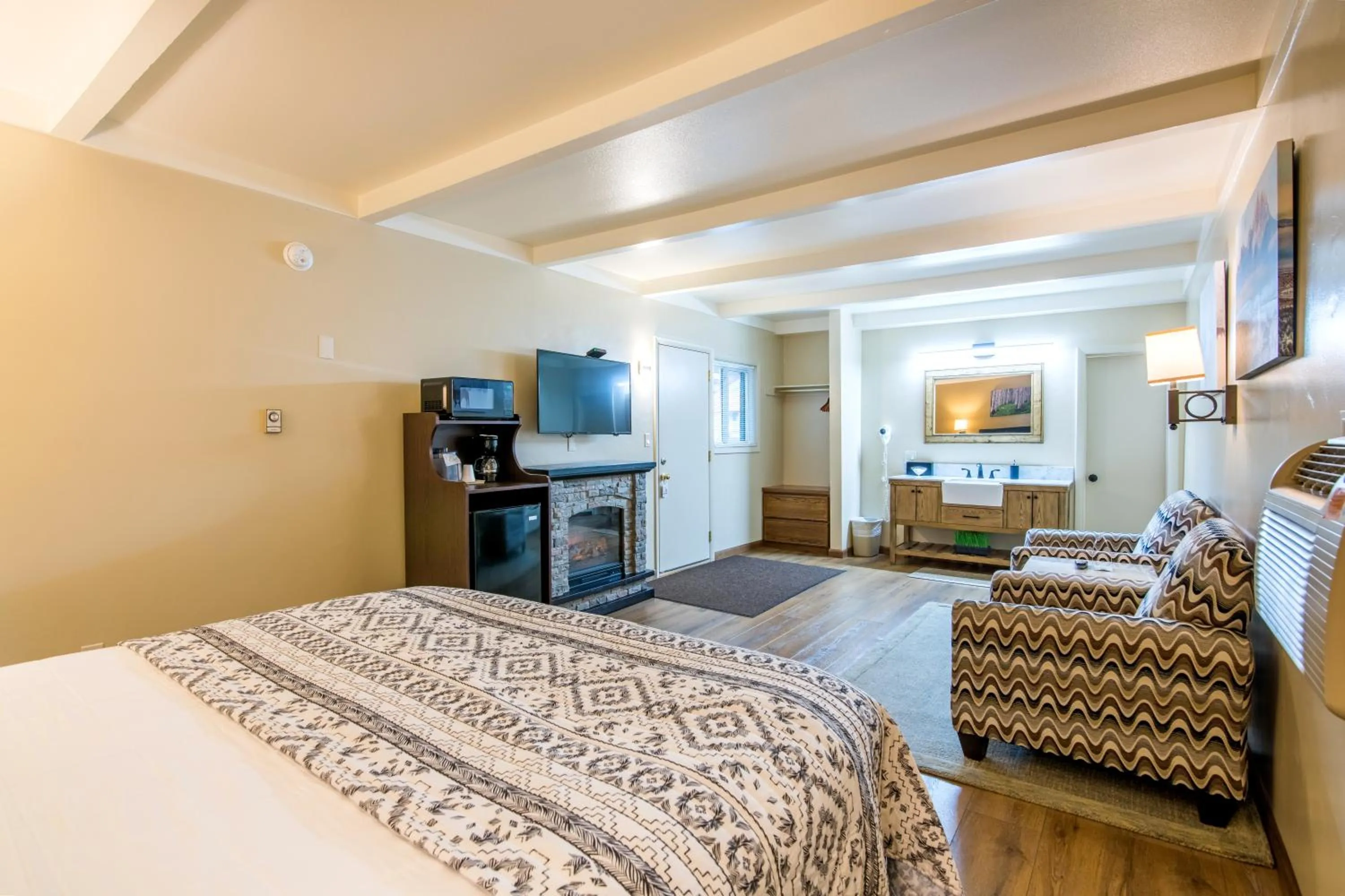 Photo of the whole room, Bed in Glenwood Springs Cedar Lodge