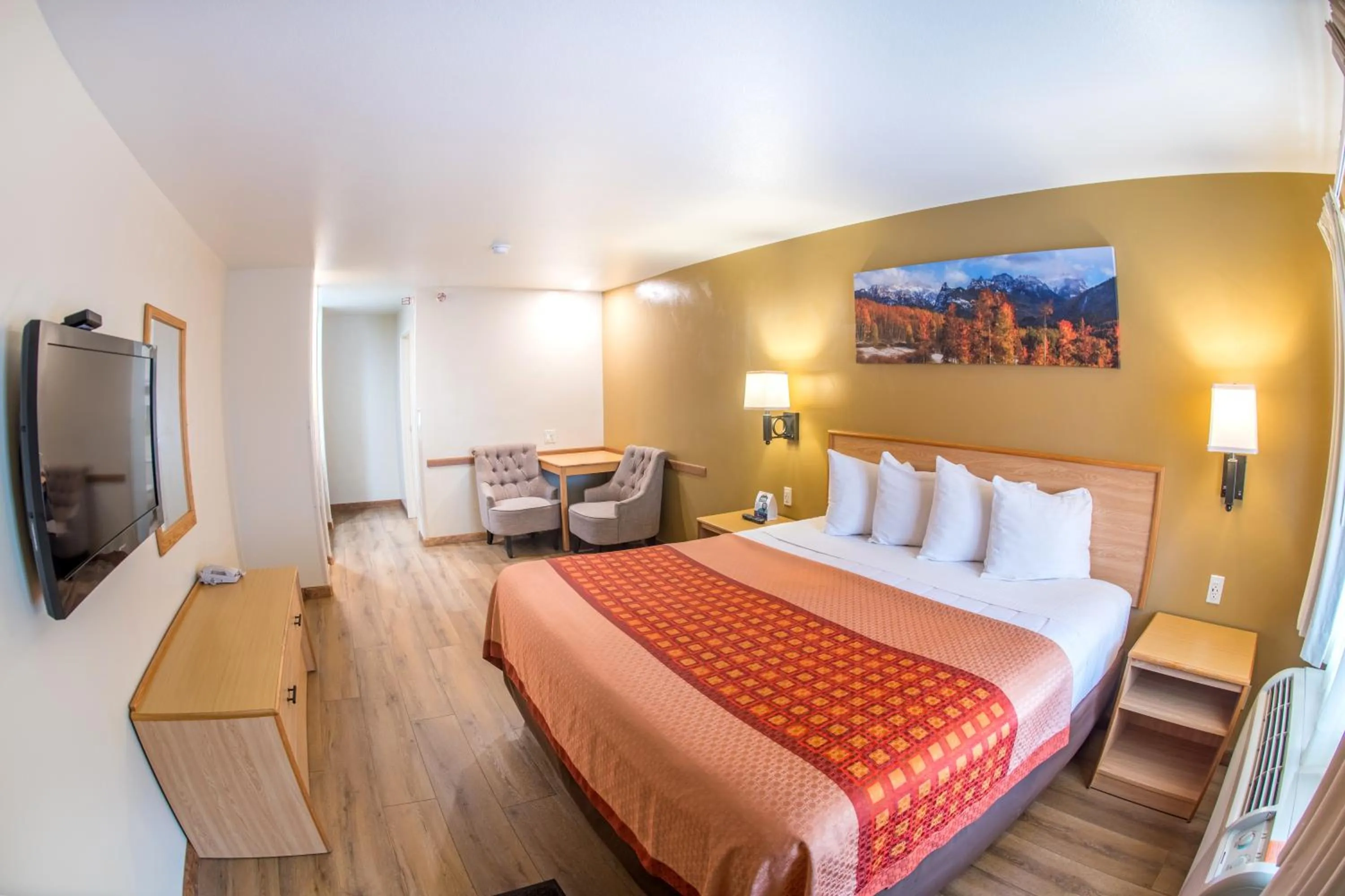 Bedroom, Bed in Glenwood Springs Cedar Lodge