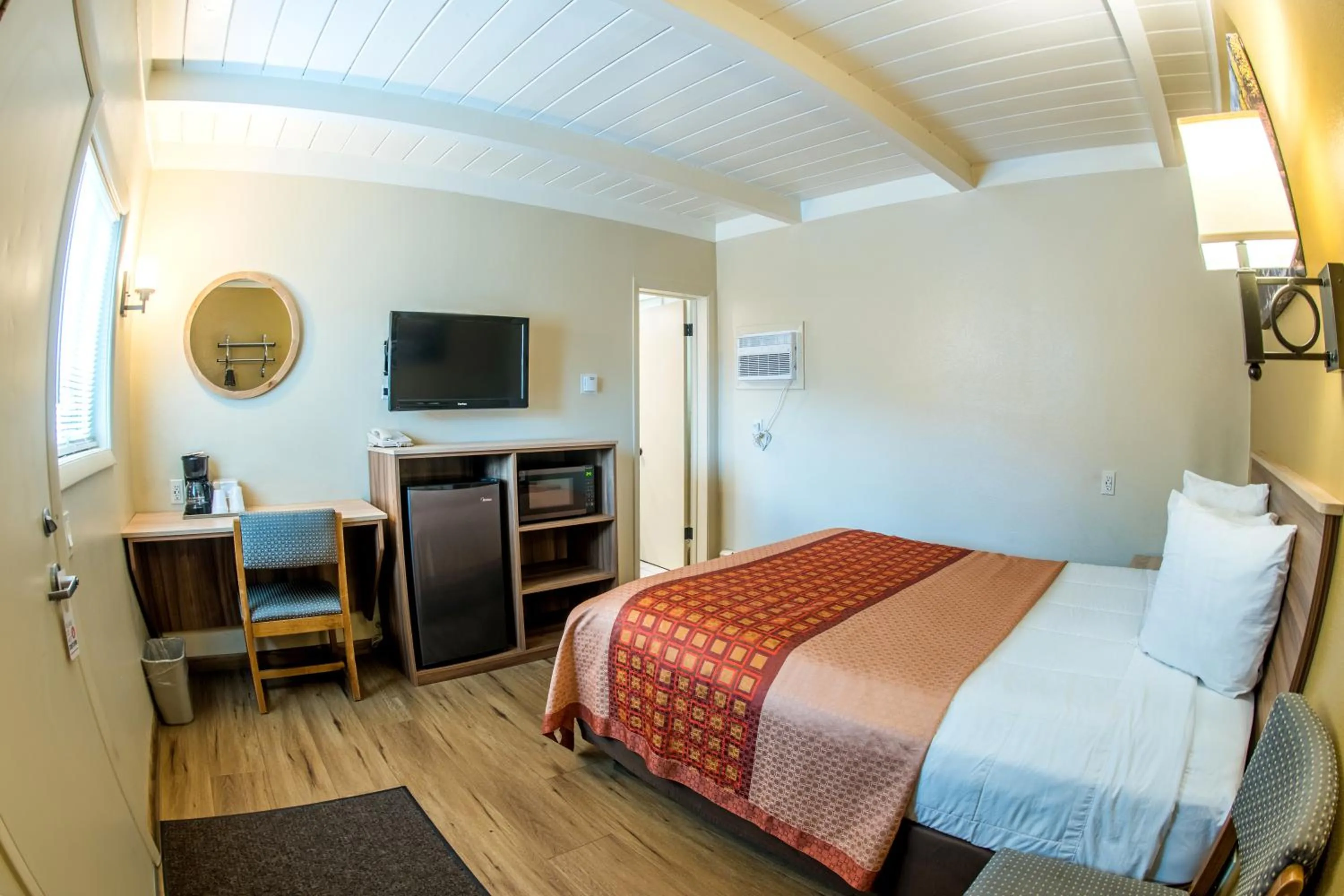 Photo of the whole room, Bed in Glenwood Springs Cedar Lodge
