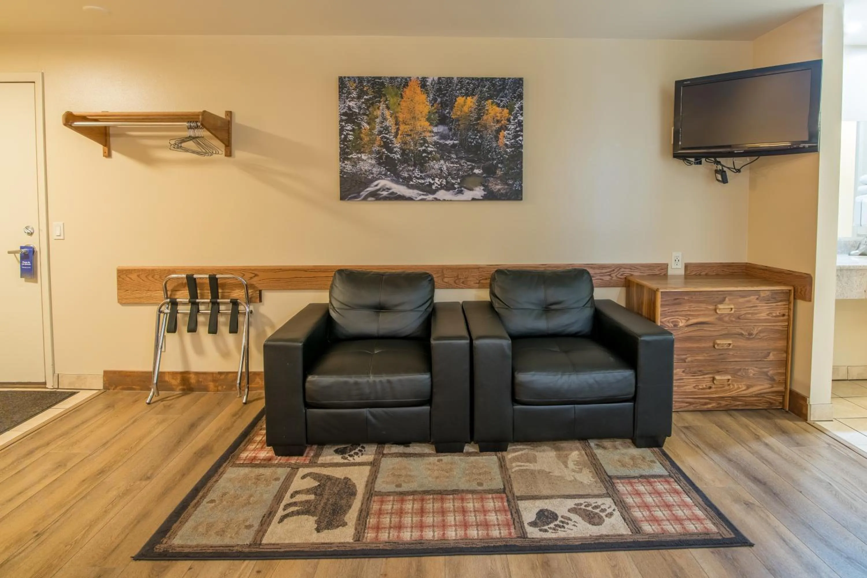 Seating area in Glenwood Springs Cedar Lodge
