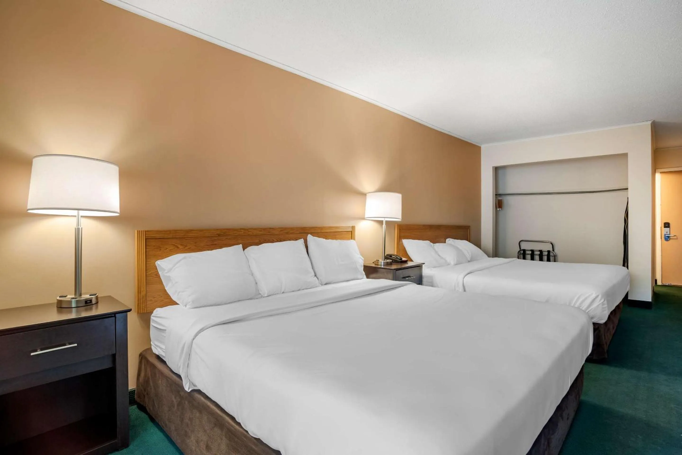 Bedroom, Bed in Rodeway Inn & Suites Rehoboth Beach
