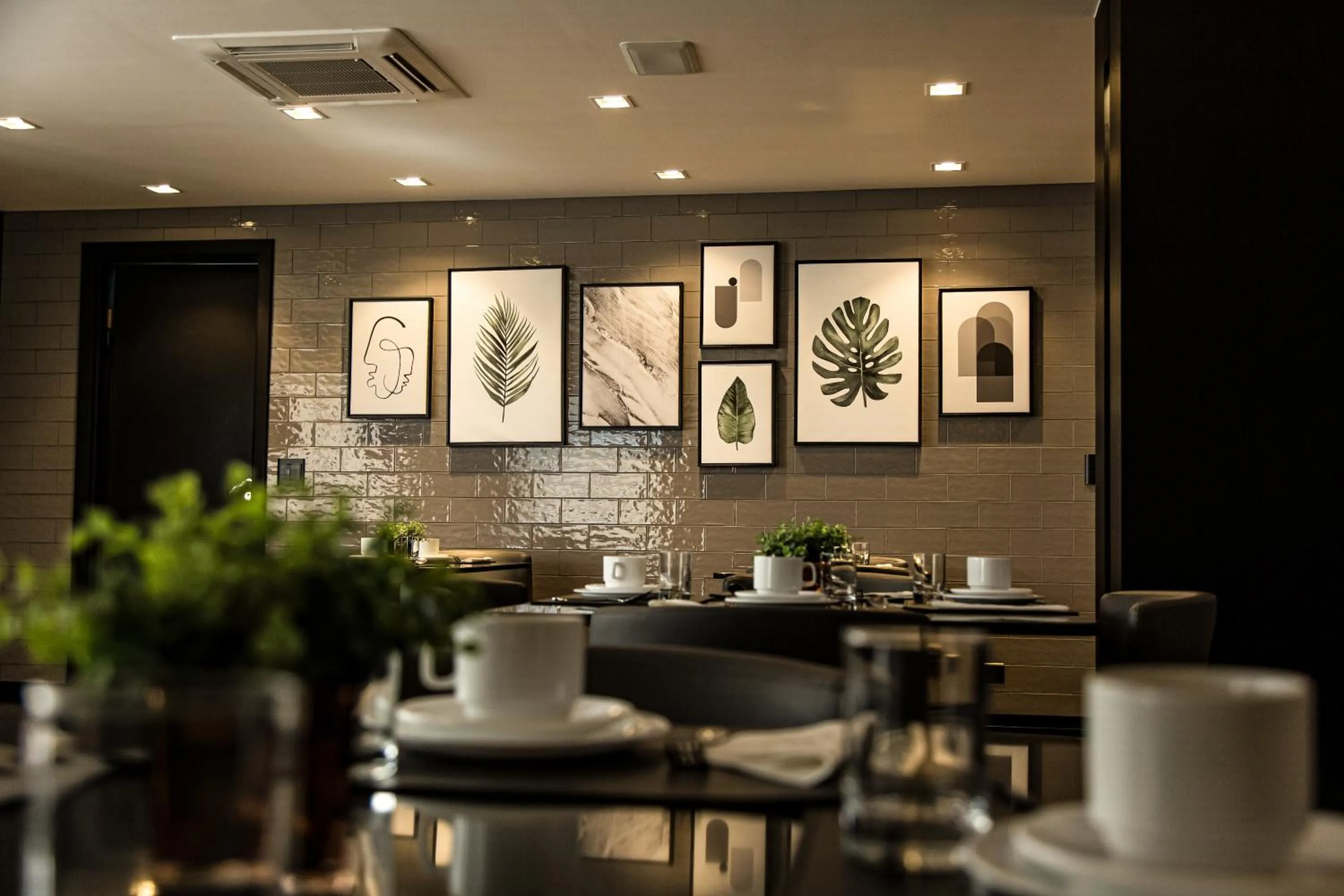 Restaurant/places to eat in Hotel Princess