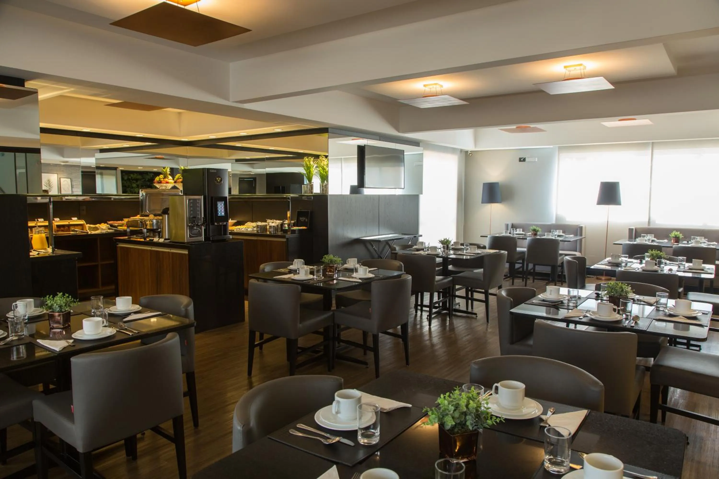 Restaurant/places to eat in Hotel Princess