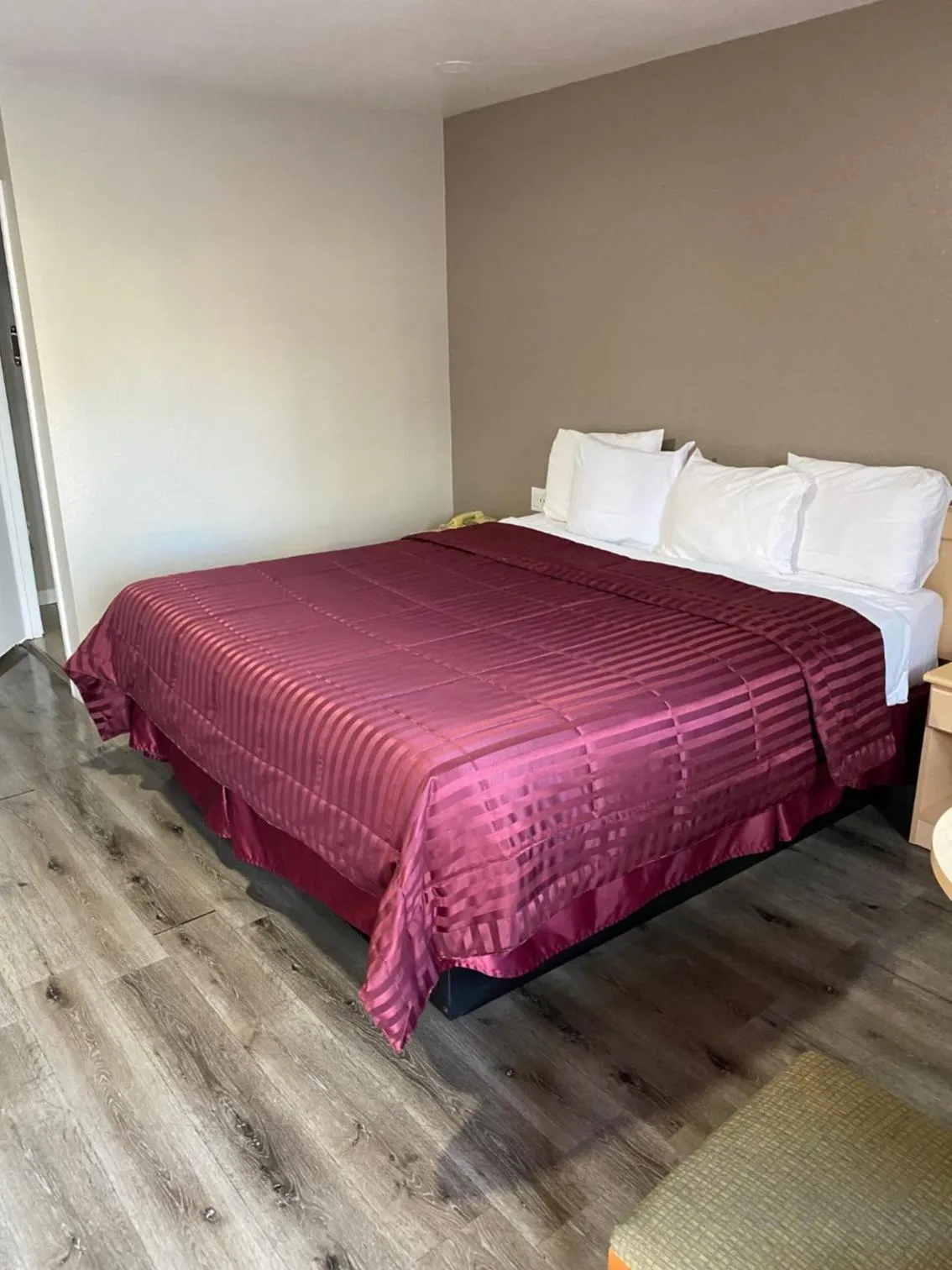 Photo of the whole room, Bed in North Bay Inn Santa Rosa