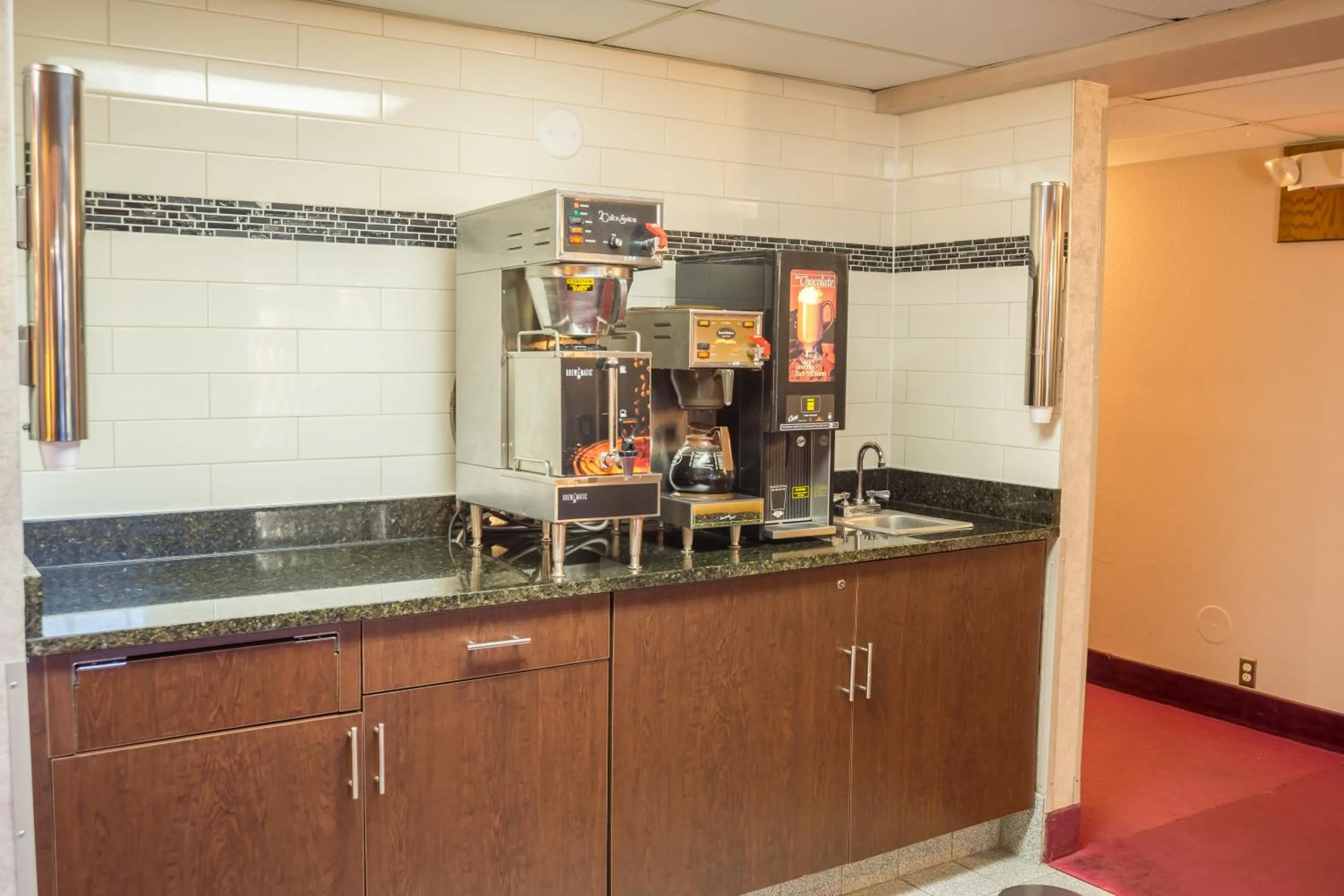Kitchen or kitchenette in Prime Rate Inn