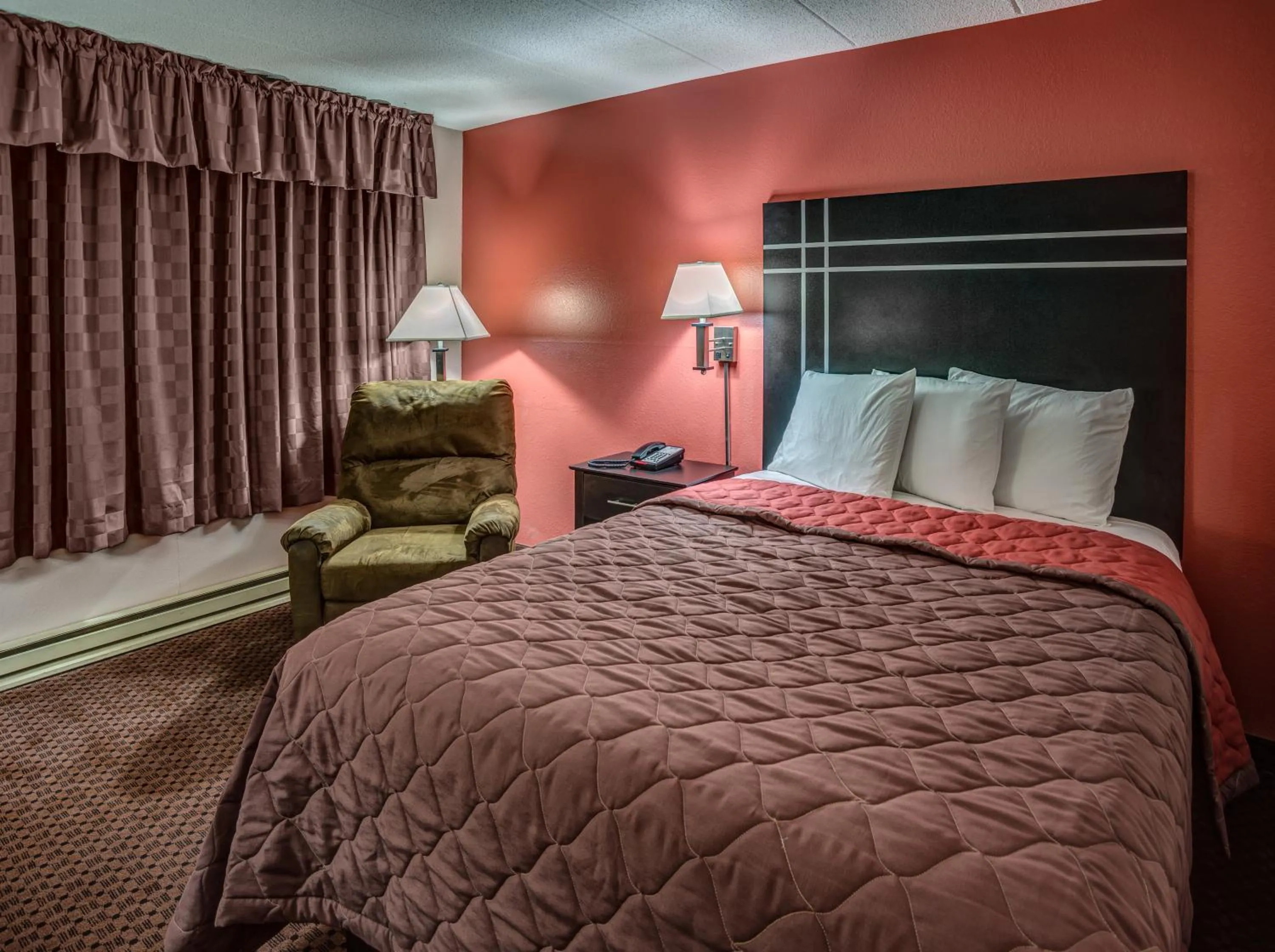 Photo of the whole room, Bed in Prime Rate Inn
