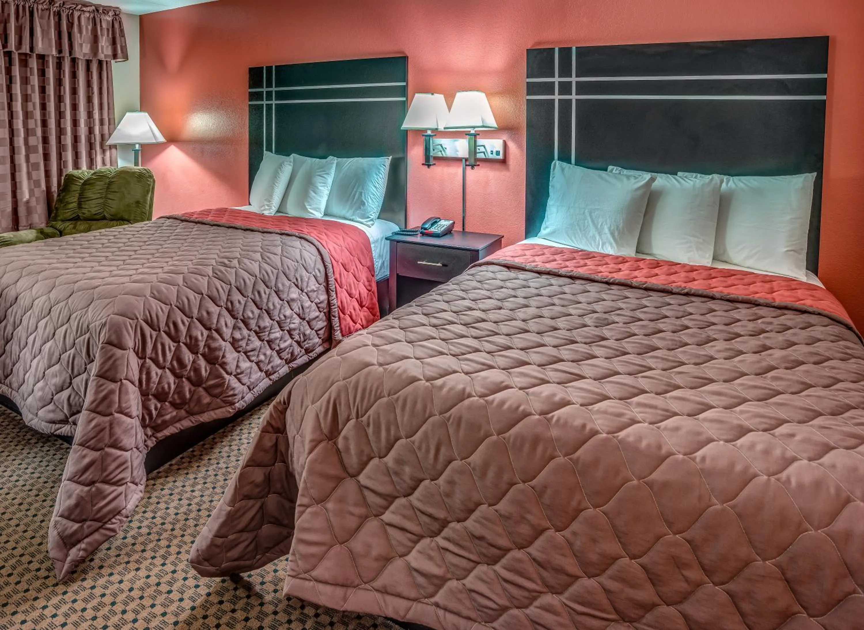 Photo of the whole room, Bed in Prime Rate Inn