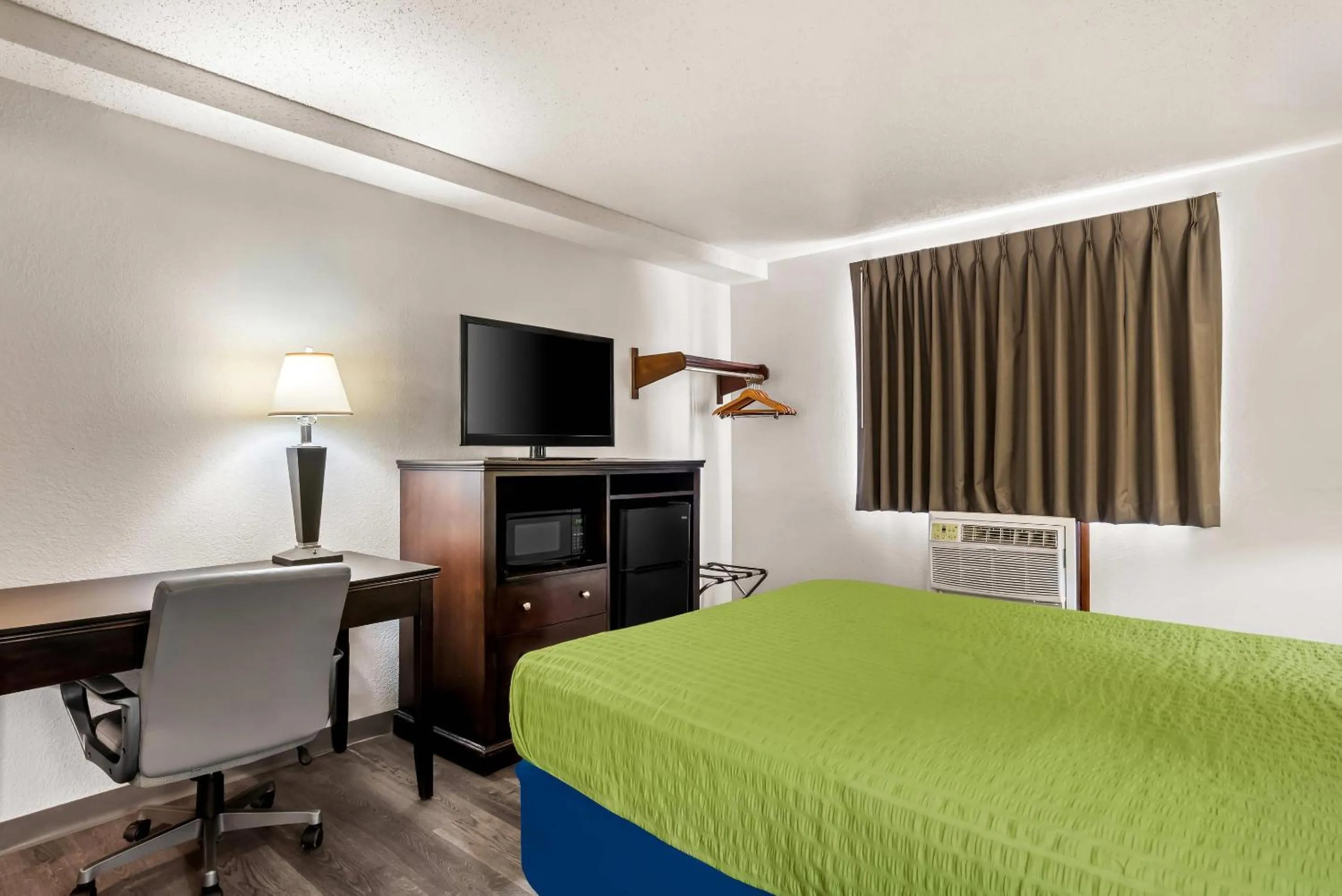 Bedroom, Bed in Econo Lodge Inn & Suites Auburn