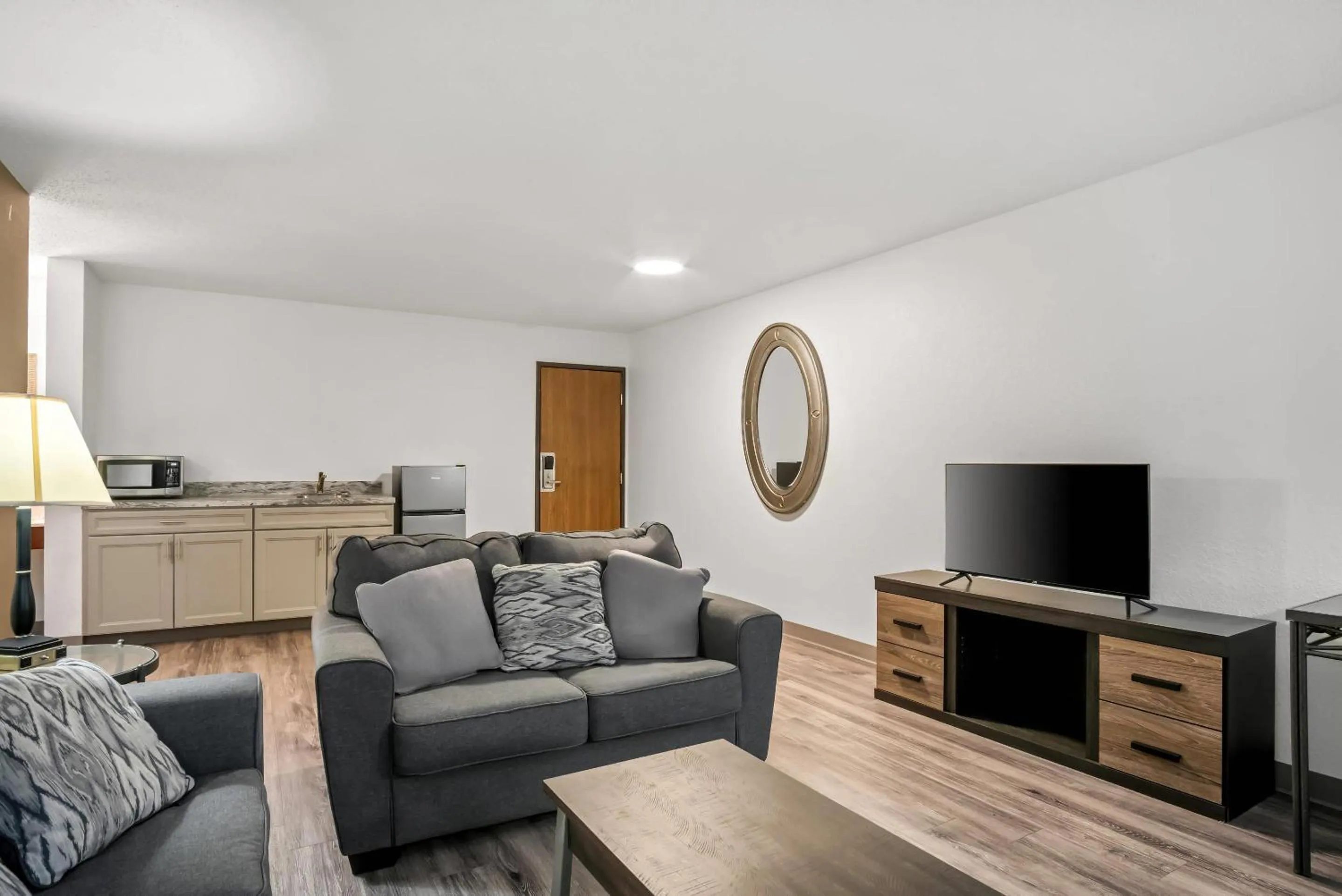 Bedroom in Econo Lodge Inn & Suites Auburn