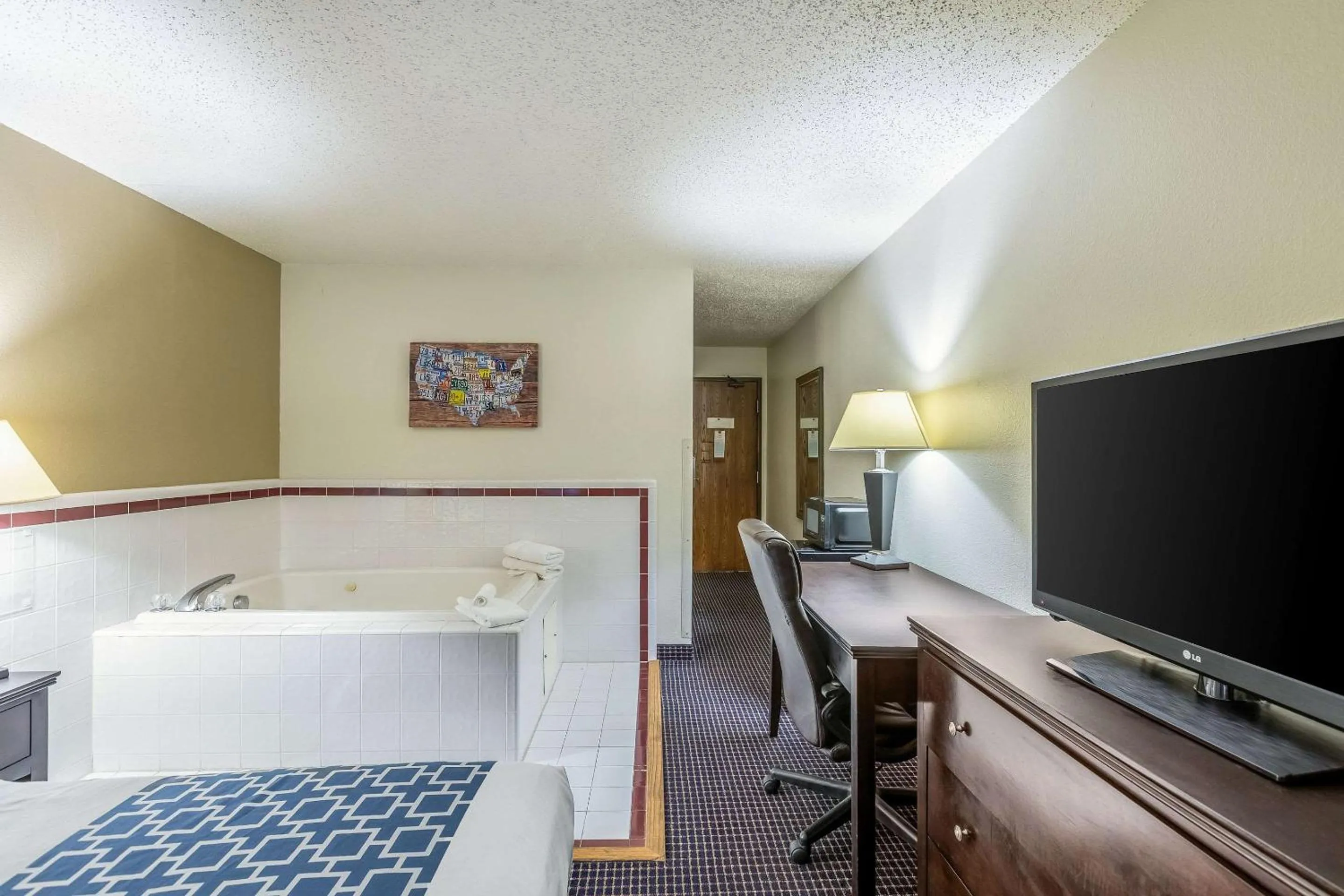 Photo of the whole room, Bed in Econo Lodge Inn & Suites Auburn