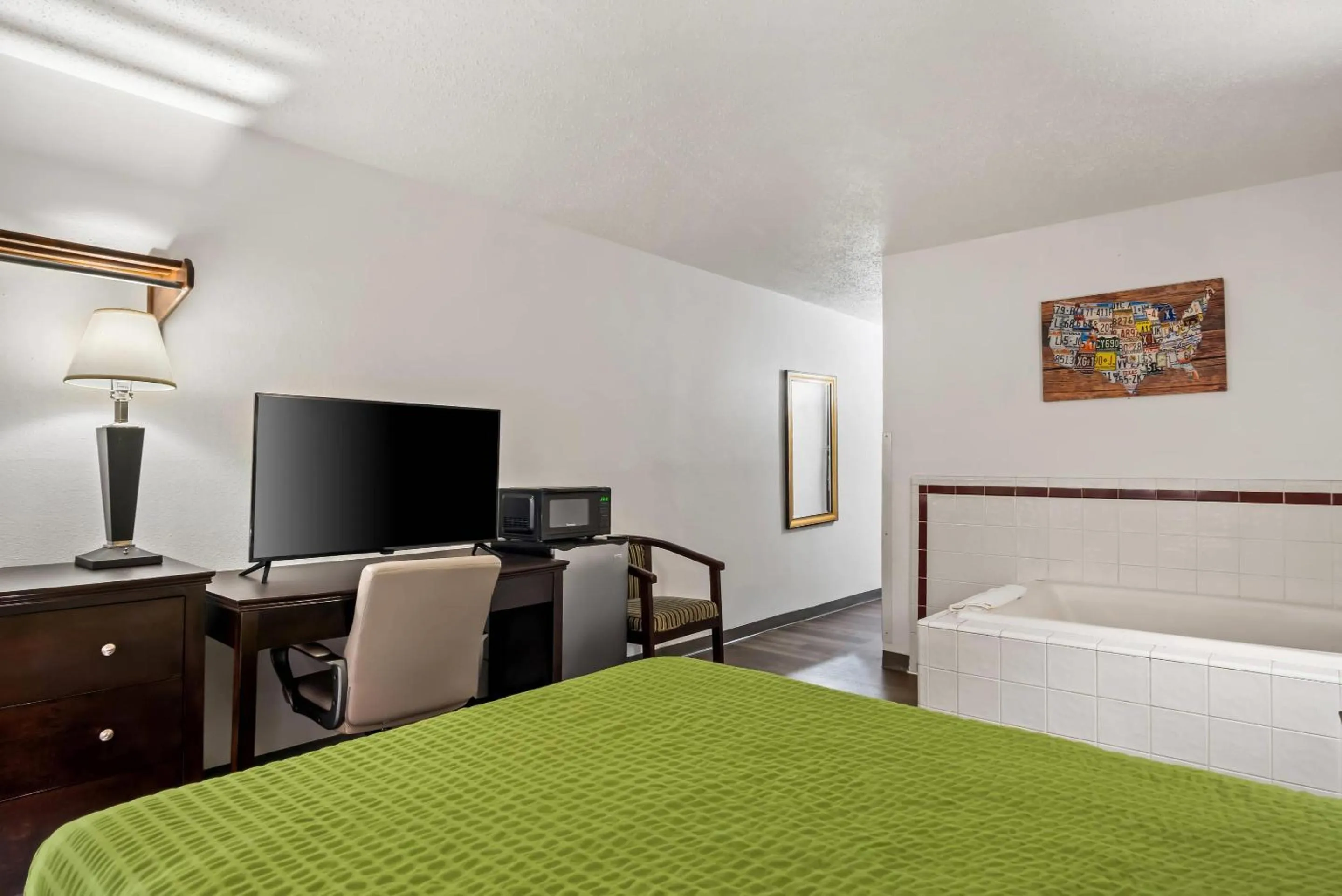 Bedroom, Bed in Econo Lodge Inn & Suites Auburn