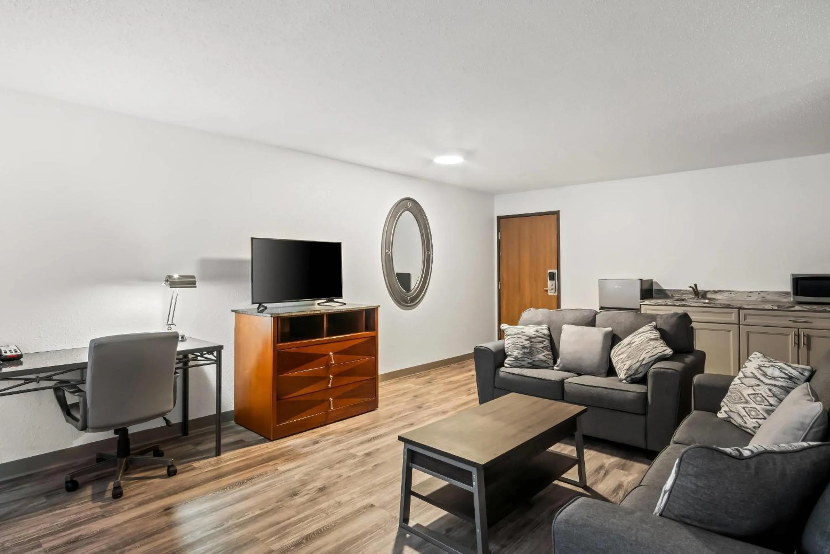 Bedroom in Econo Lodge Inn & Suites Auburn